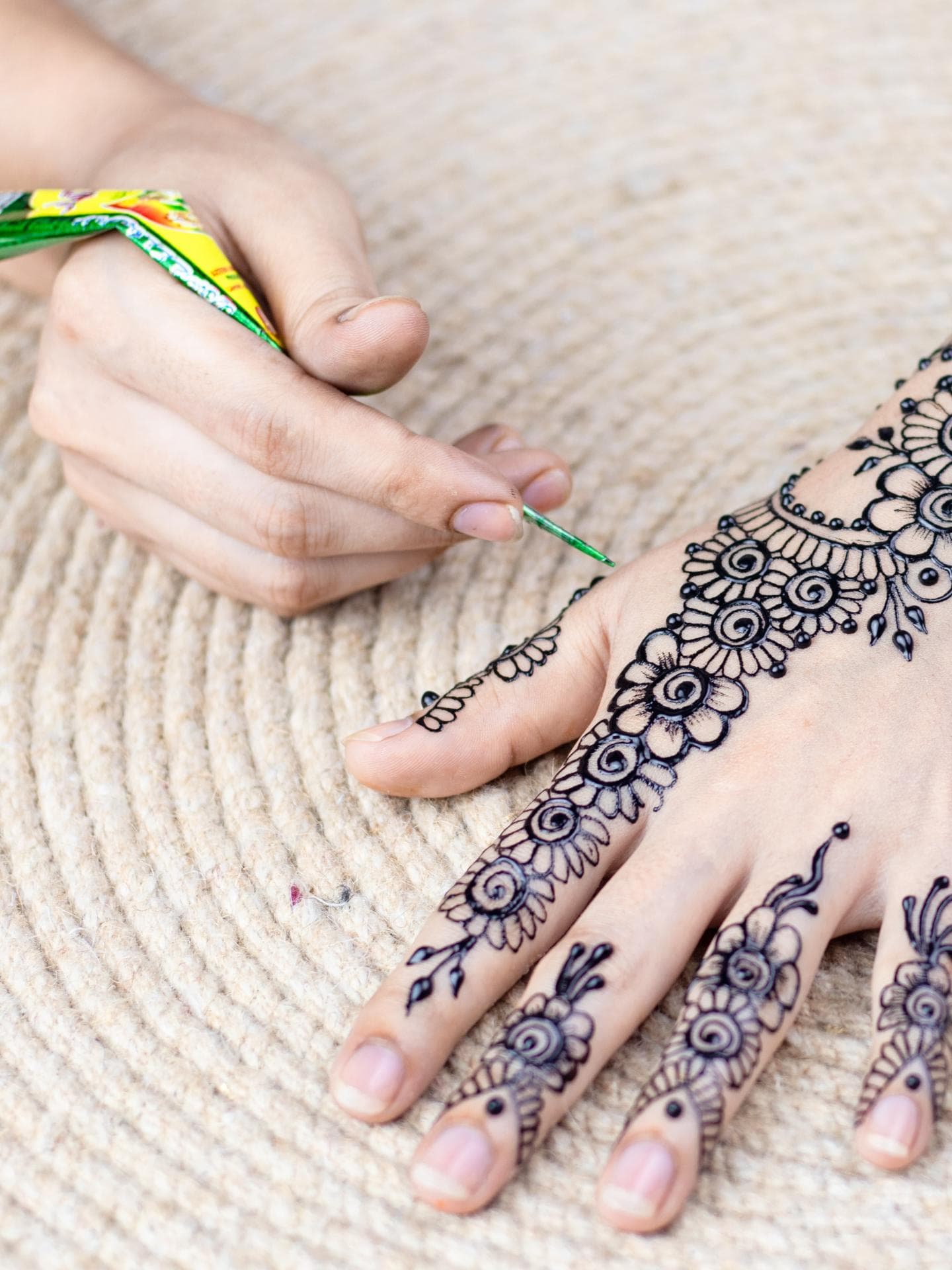 Henna Tattoo aufmalen