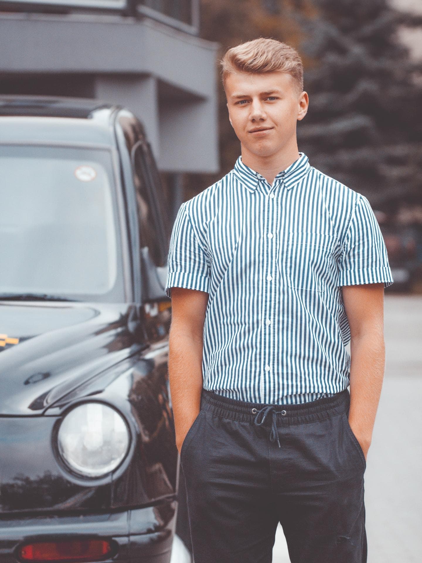 Junge vor einem Auto