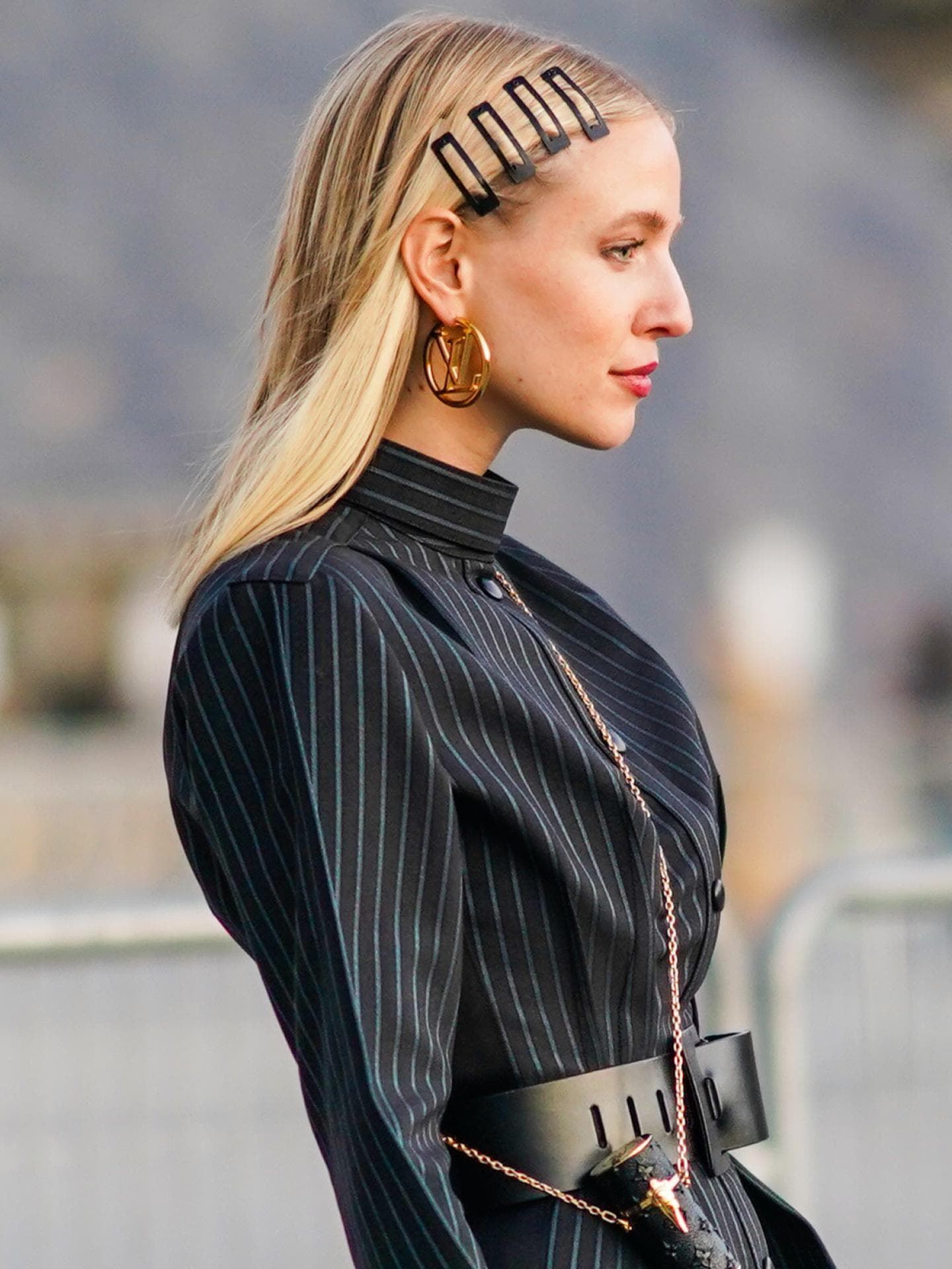 Leonie Hanne mittellange Haare mit Haarspange