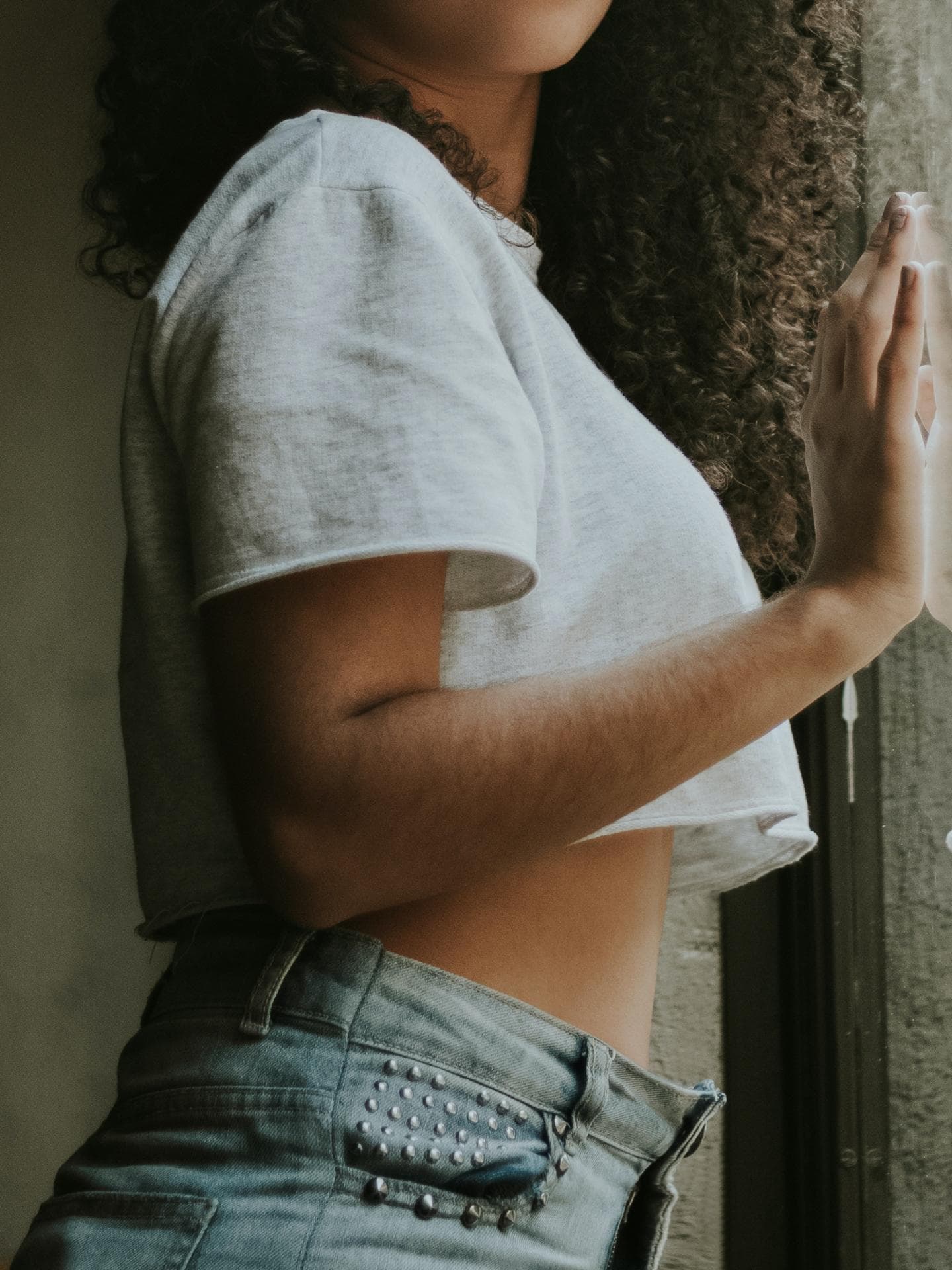 Frau mit einem Crop Top