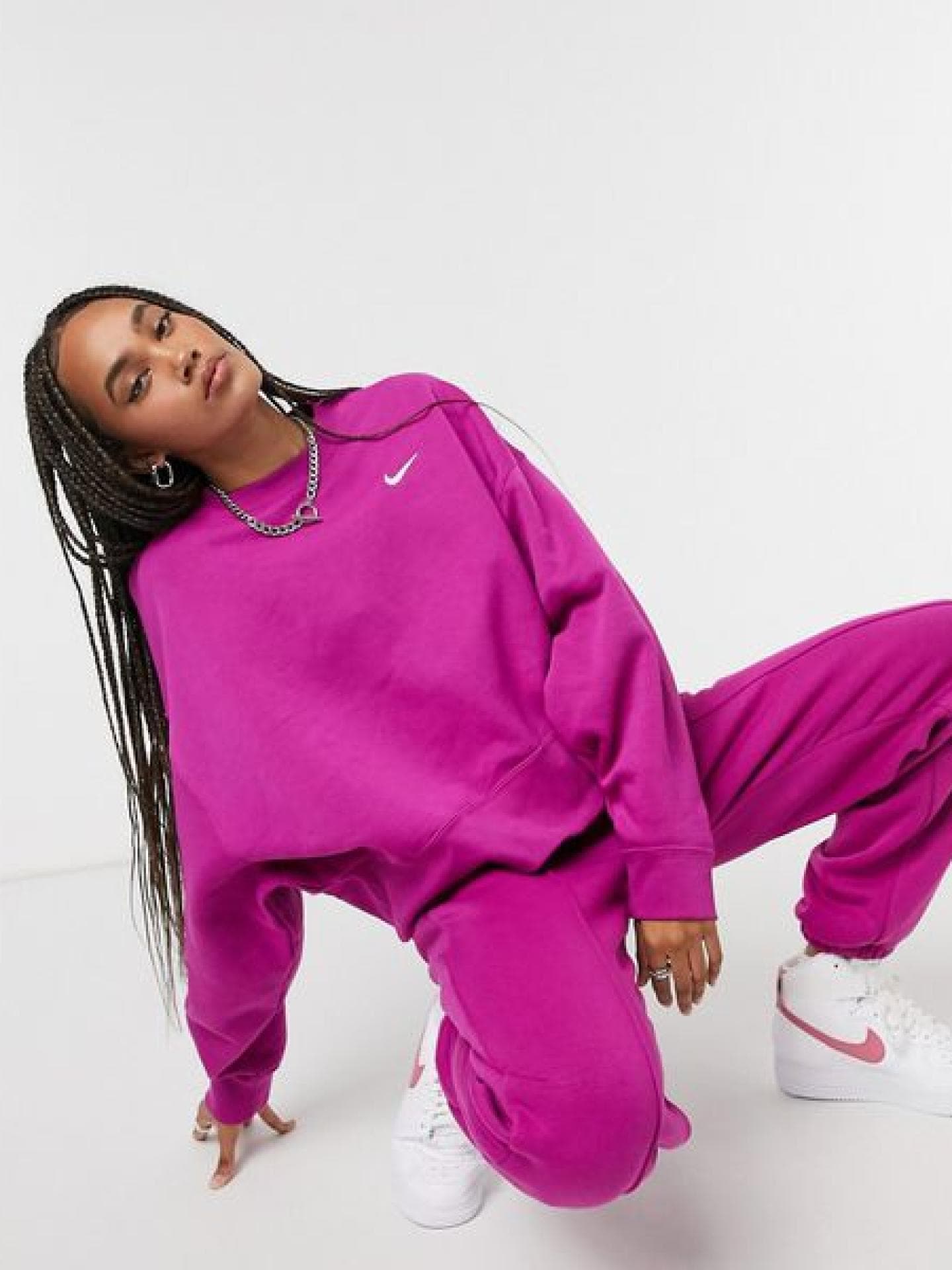 Kastenförmiges Oversize-Sweatshirt mit kleinem Swoosh-Logo in Lila-Violett