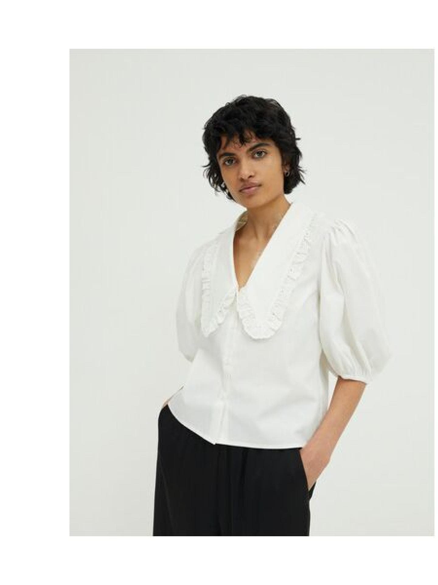 Weiße Bluse mit Rüschenkragen