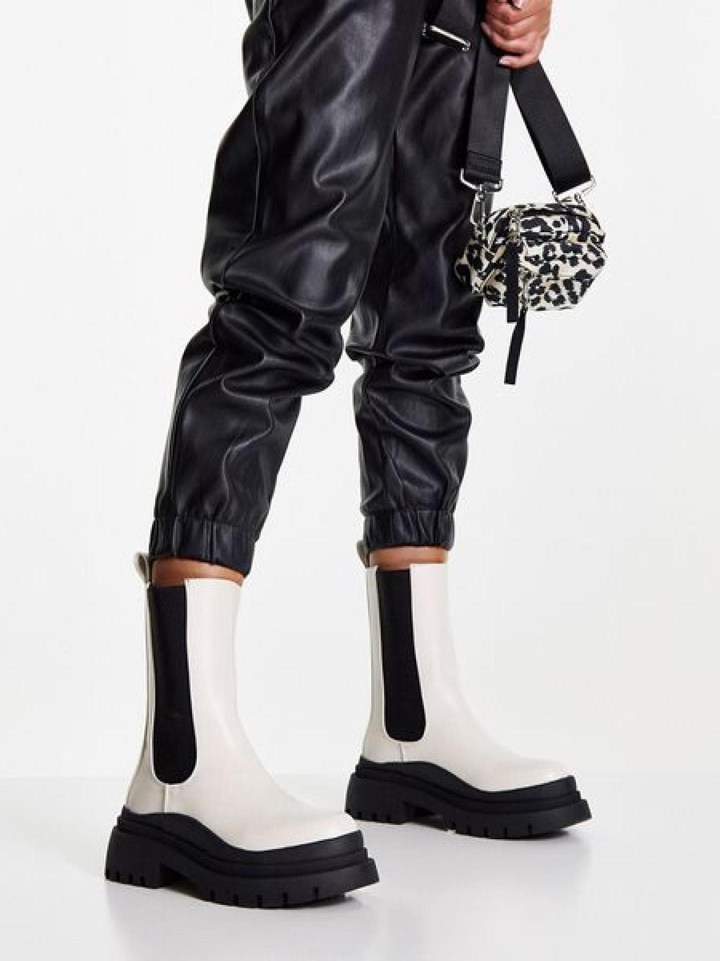 Stiefel in Creme mit dicker Sohle in Wellenoptik-Weiß