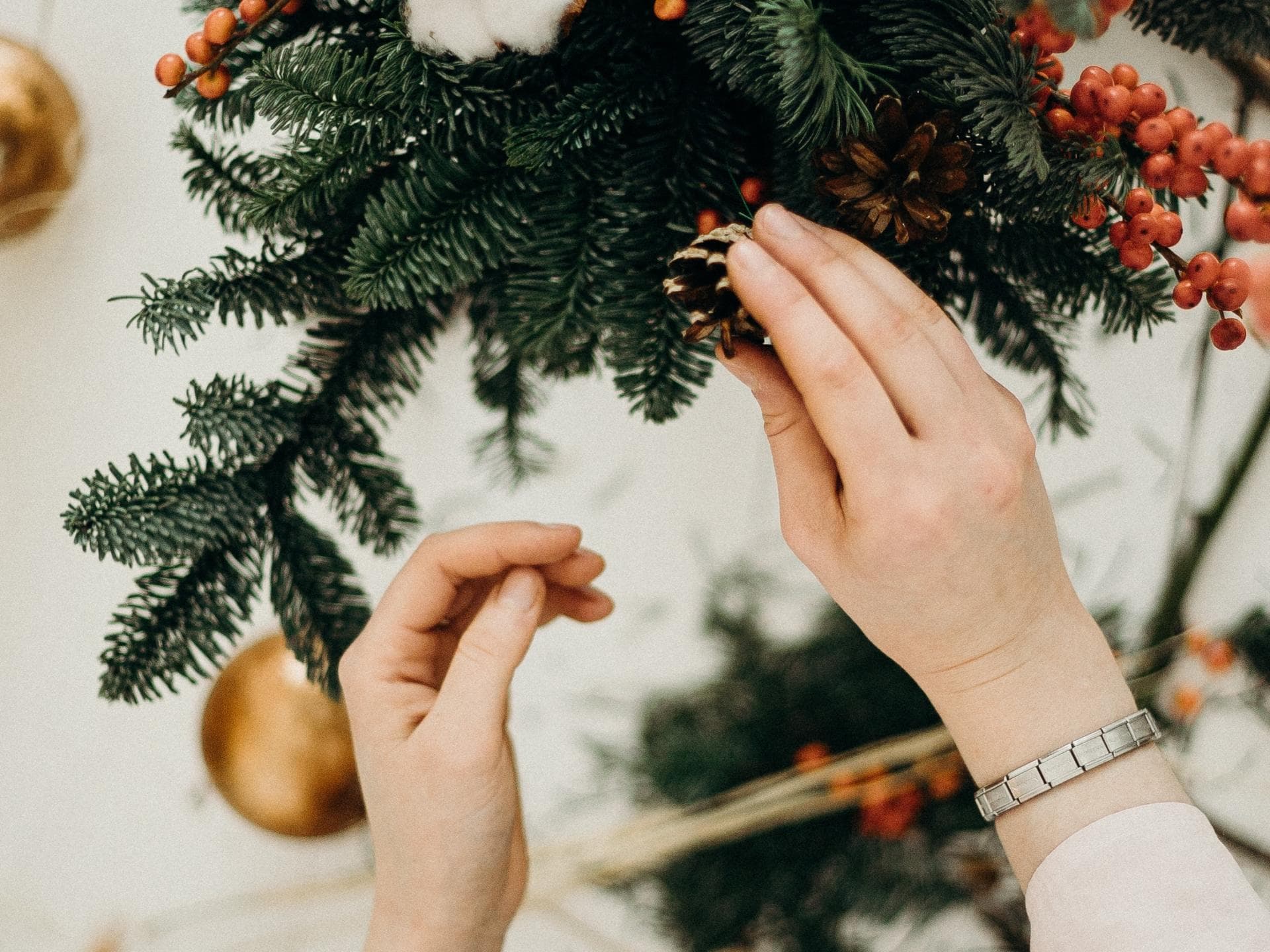 nachhaltige Adventskalender Zwei Hände mit Tannenzapfen