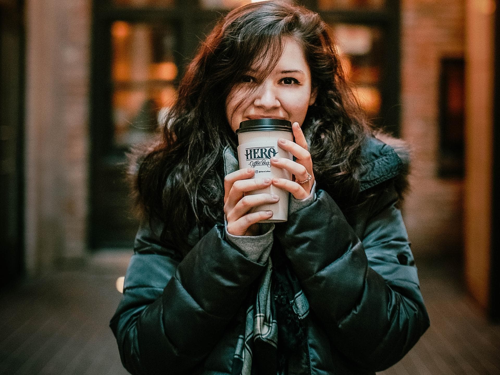 Wochenend-Horoskop Mädchen mit Kaffeebecher in den Händen