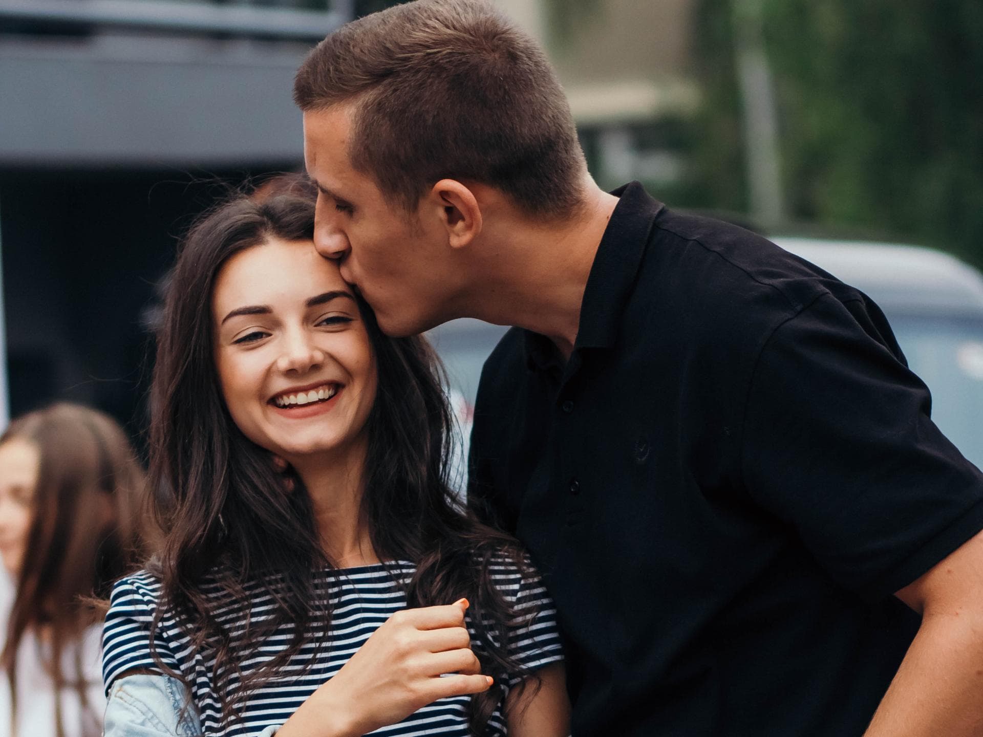 Flirttipps für schüchterne Frau, die von Mann auf die Stirn geküsst wird