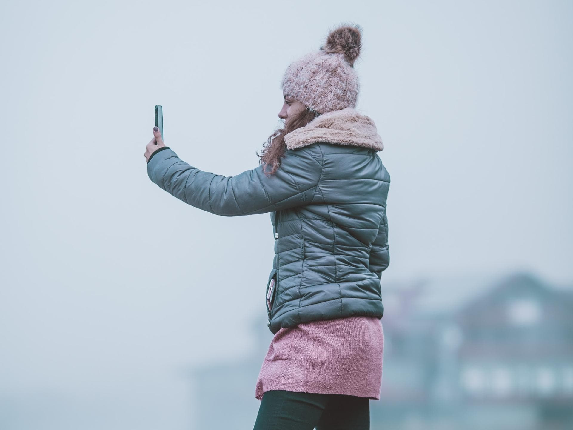 Instagram Face Filter Mädchen auf Felsen beim Selfie machen