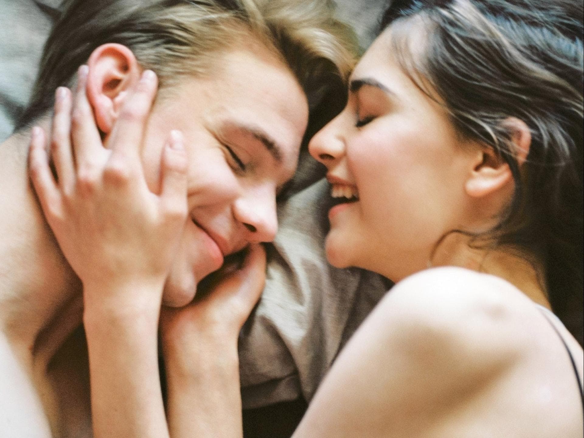 Mädchen und Junge im Bett Mädchen und Junge im Bett