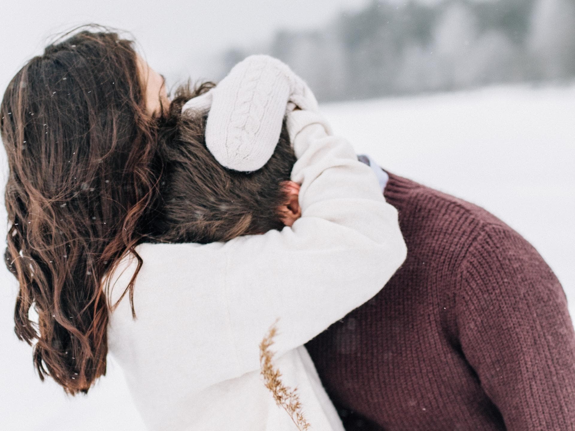 Wochenhoroskop Mädchen und Junge umarmen sich im Schnee
