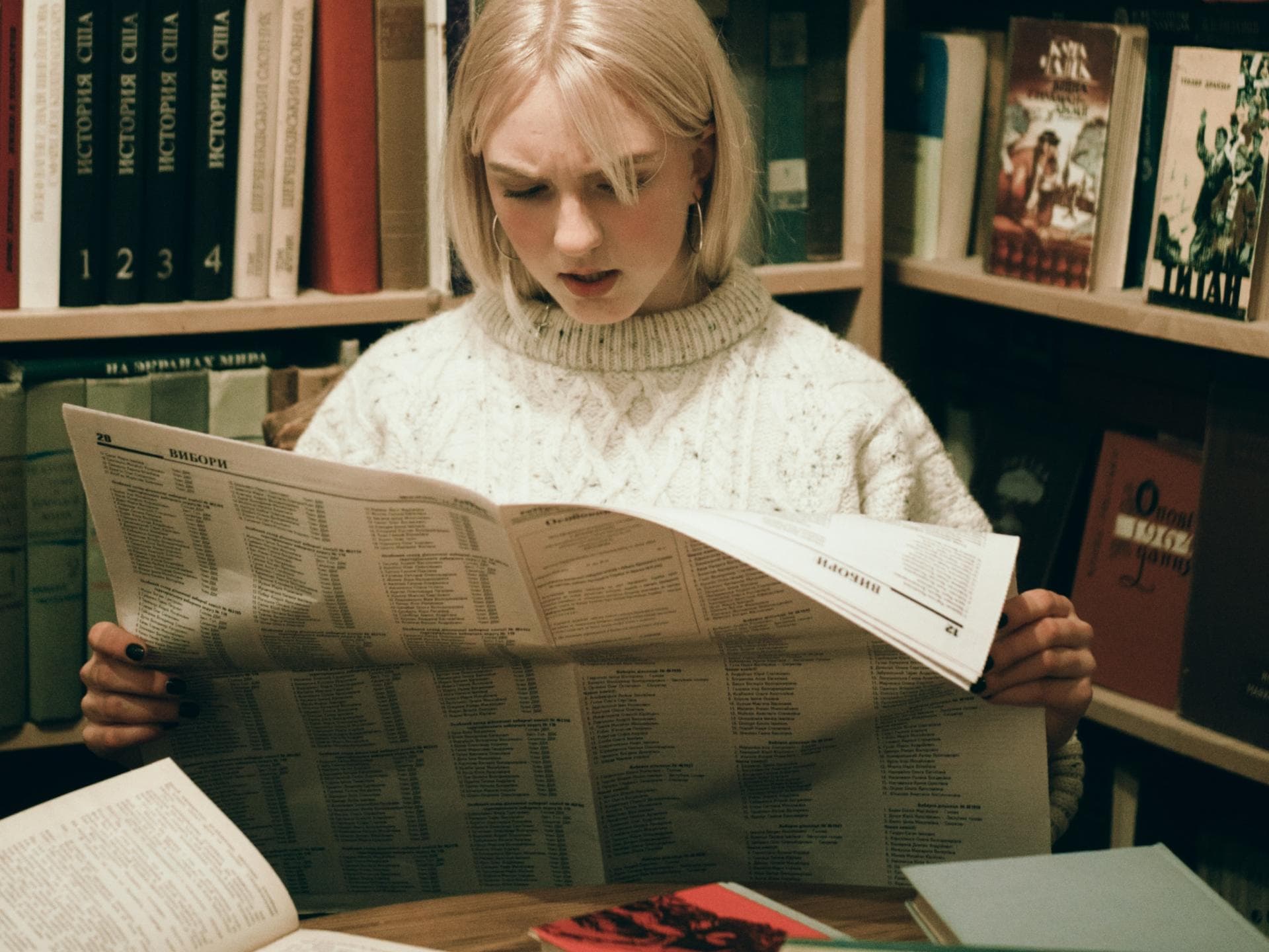 Blogartikel: Sternzeichen die hochbegabt sind Frau liest Zeitung