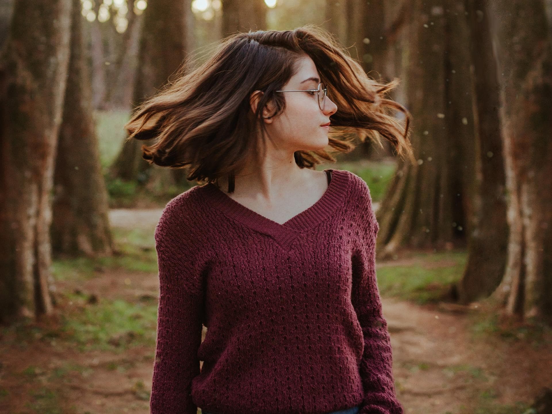 Horoskop der Woche Frau schüttelt die Haare