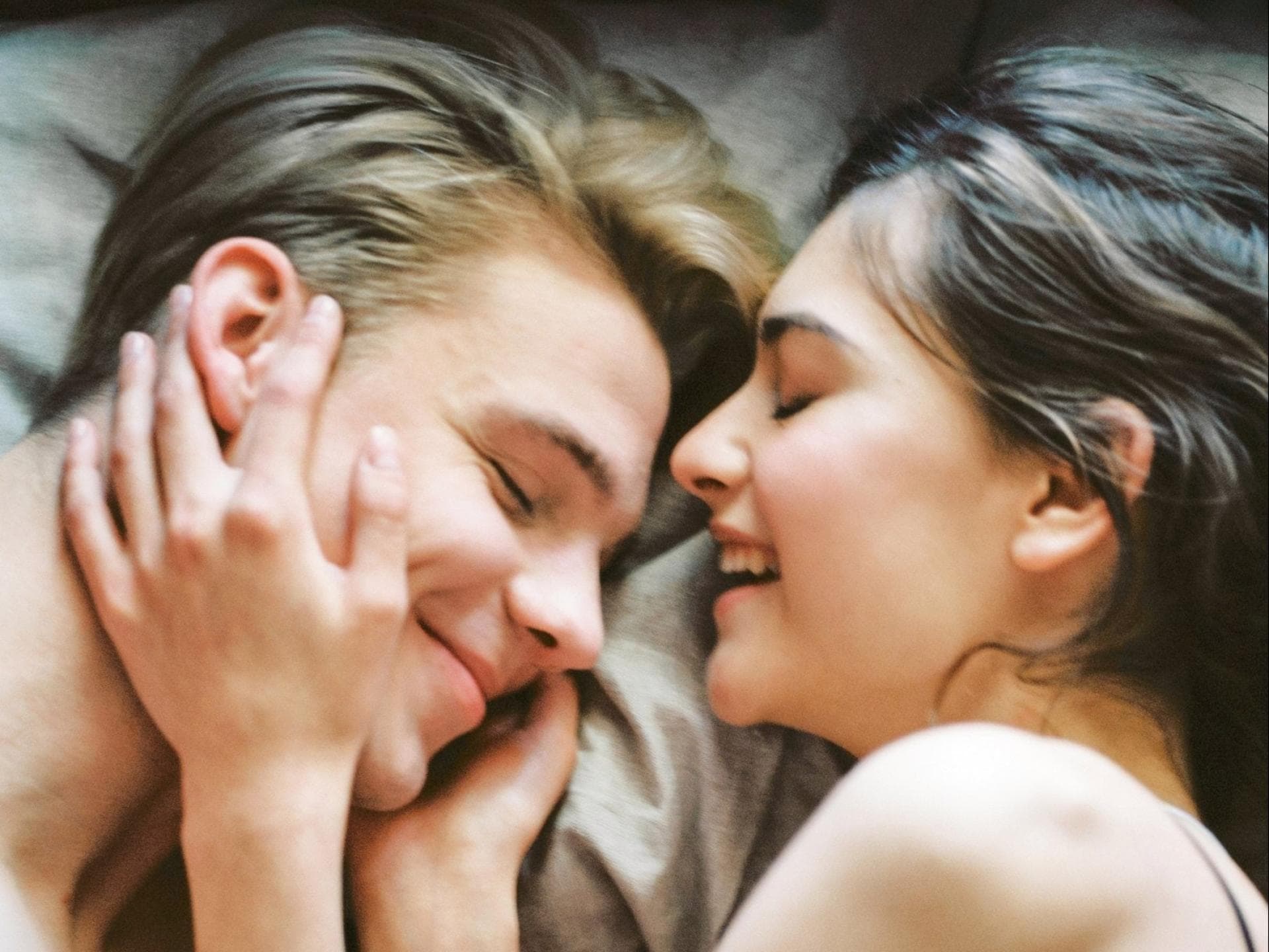 Viele Paare benutzen Gleitgel beim Sex Paar hat Sex im Bett