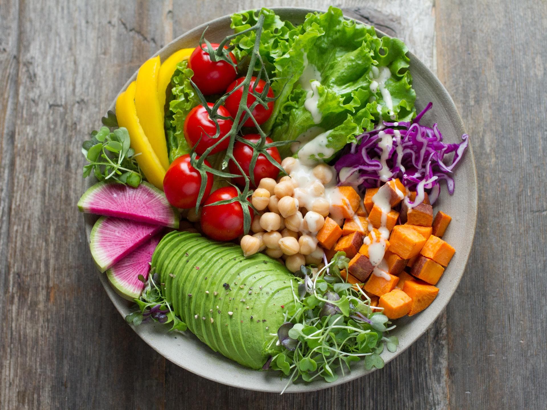 Dass Vegetarier nur Grünzeug essen, ist ein Vorurteil. Sie verzichten lediglich auf Fleisch und Fisch. Gemüse Bowl für Vegetarier