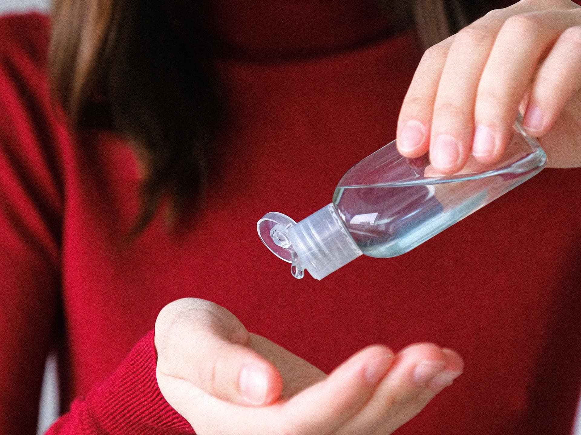 Hände desinfizieren so gehts richtig Frau mit desinfektionsmittel in der hand