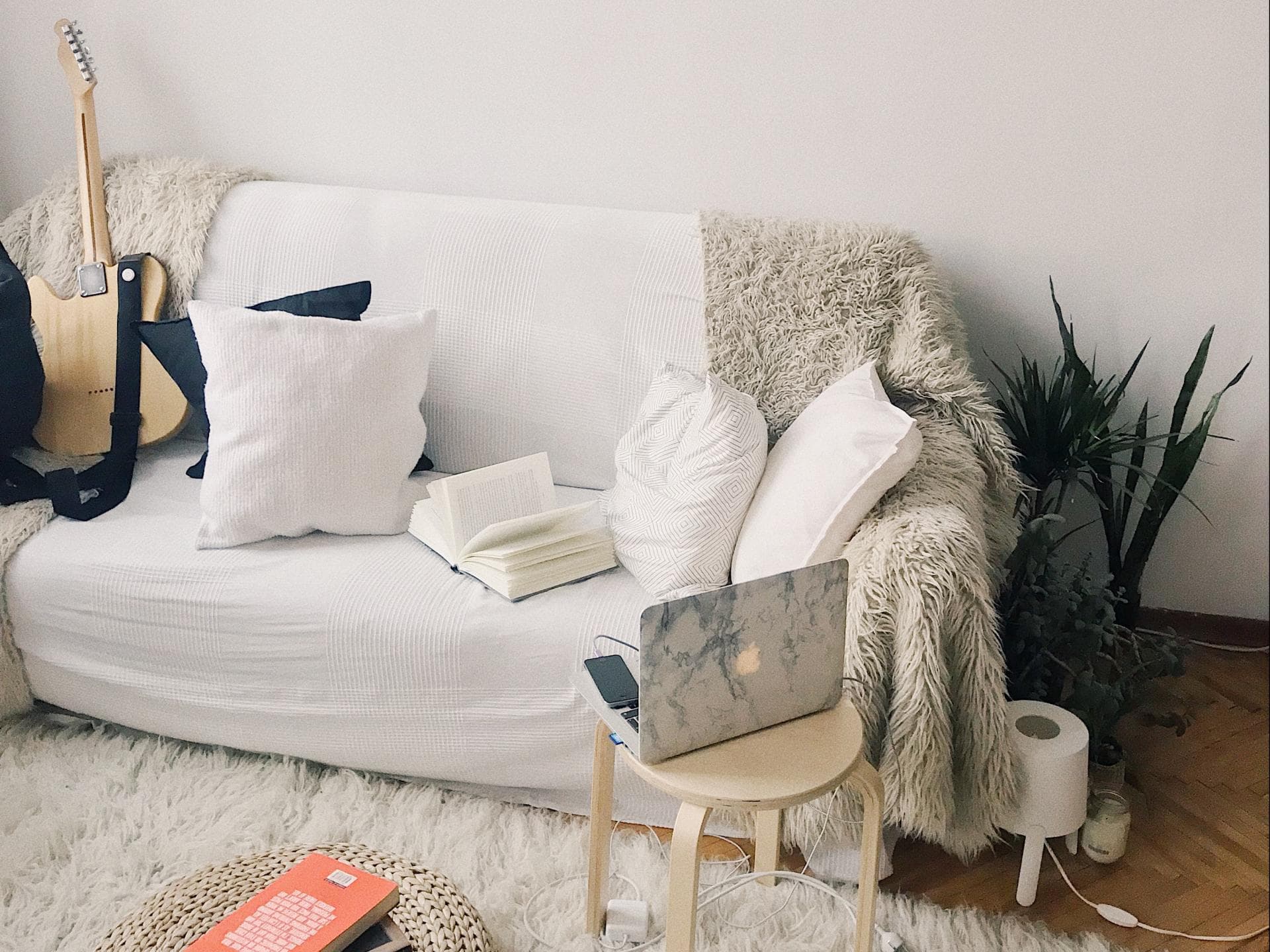 Netflix Serien Weißes Sofa im Wohnzimmer