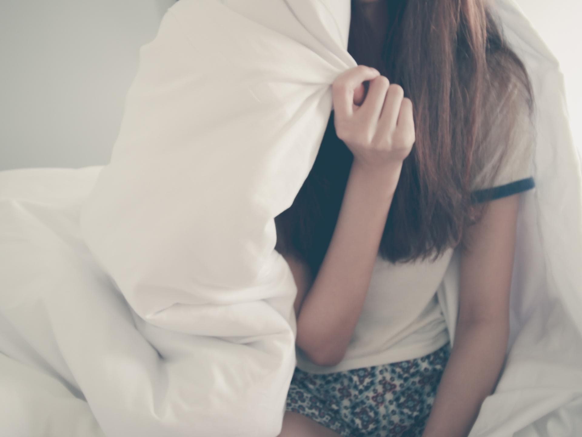 mädchen im bett mit bettdecke