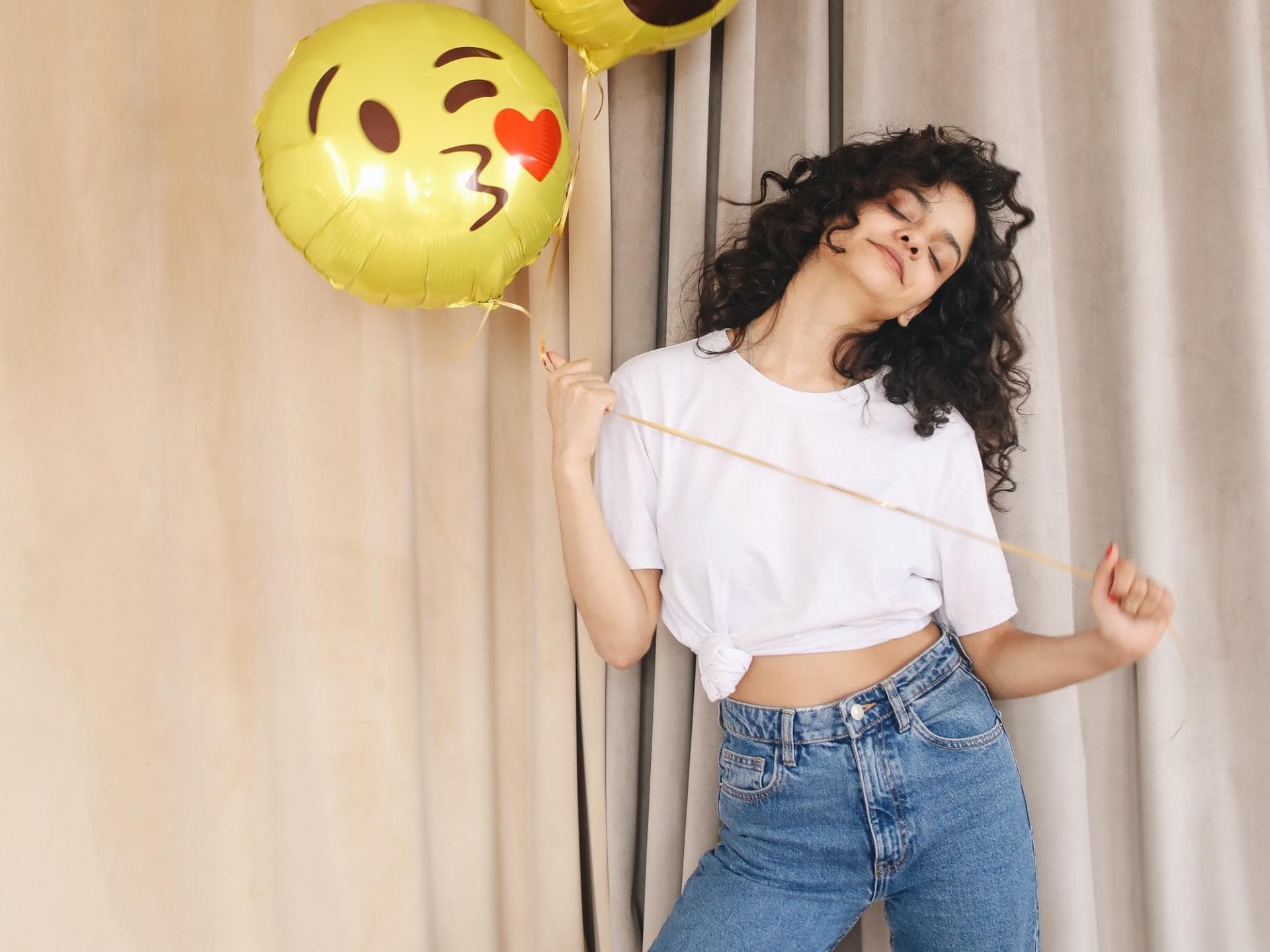 Glückstage im Mai Frau mit Luftballons