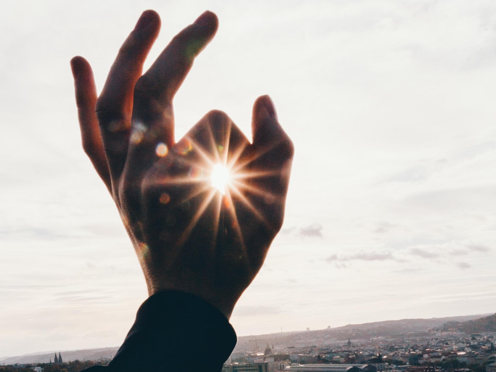 Wochenhoroskop Hand vor Sonne