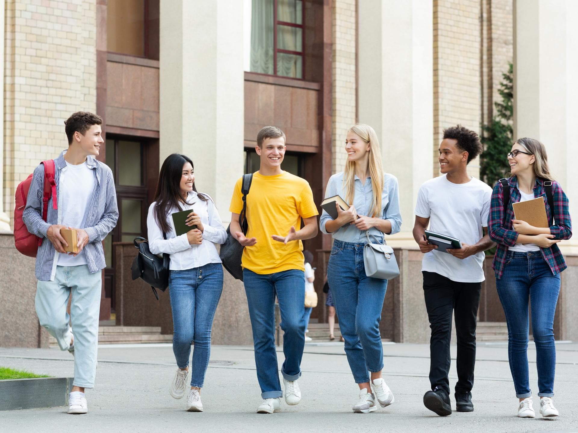 Teenager auf dem Schulhof