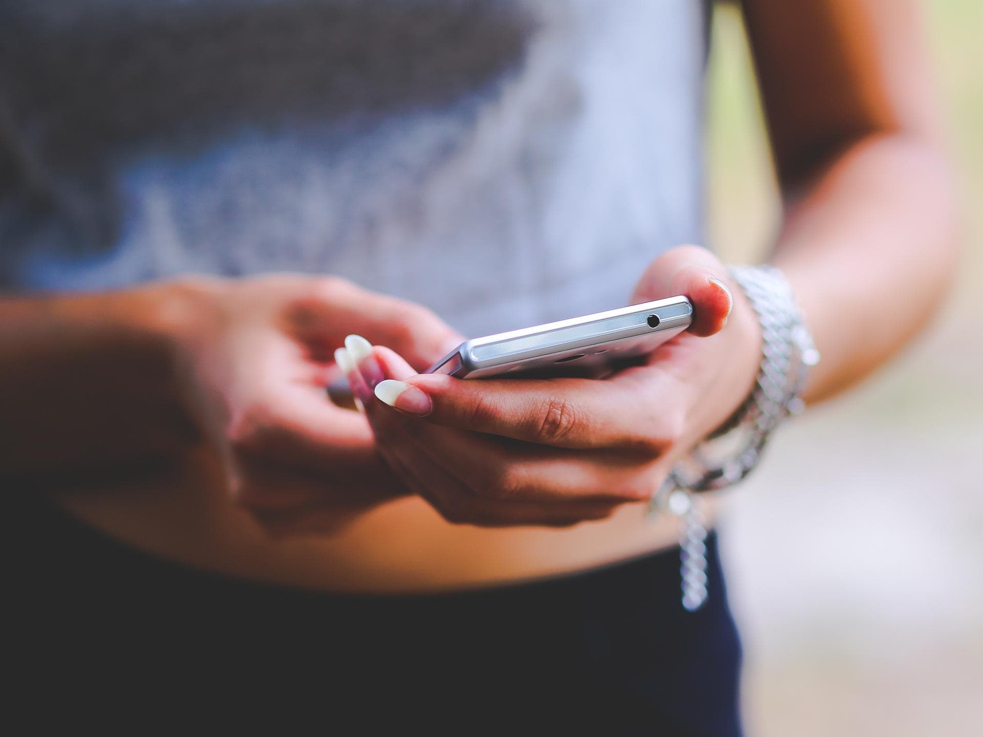 TikTok Lernplattform Frau am Handy