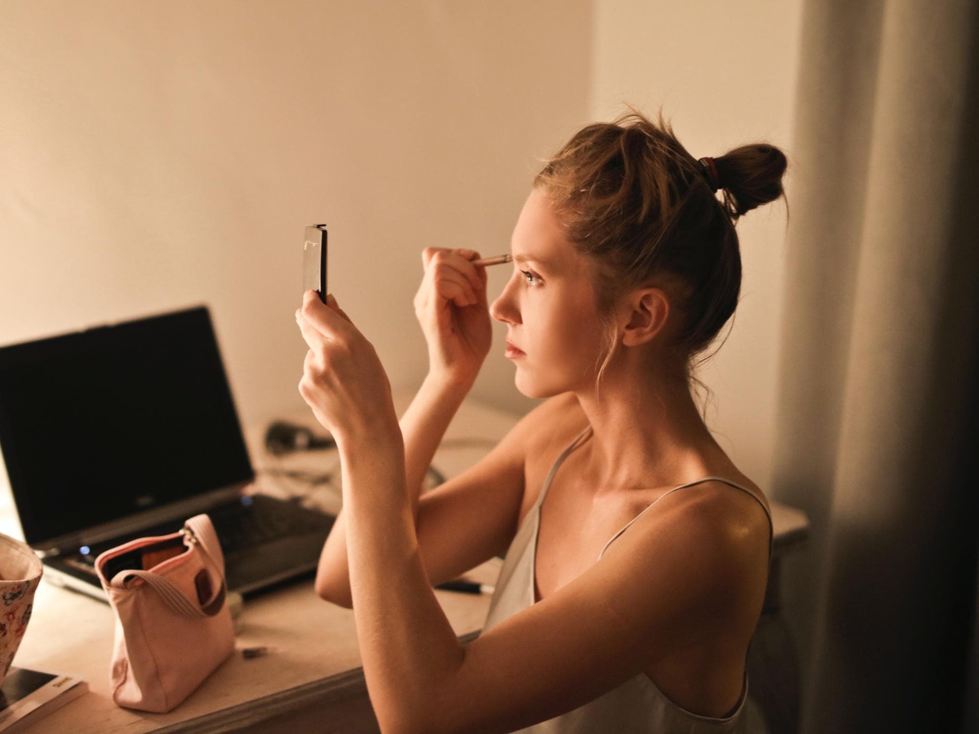 Concealer auftragen Mädchen schminkt sich