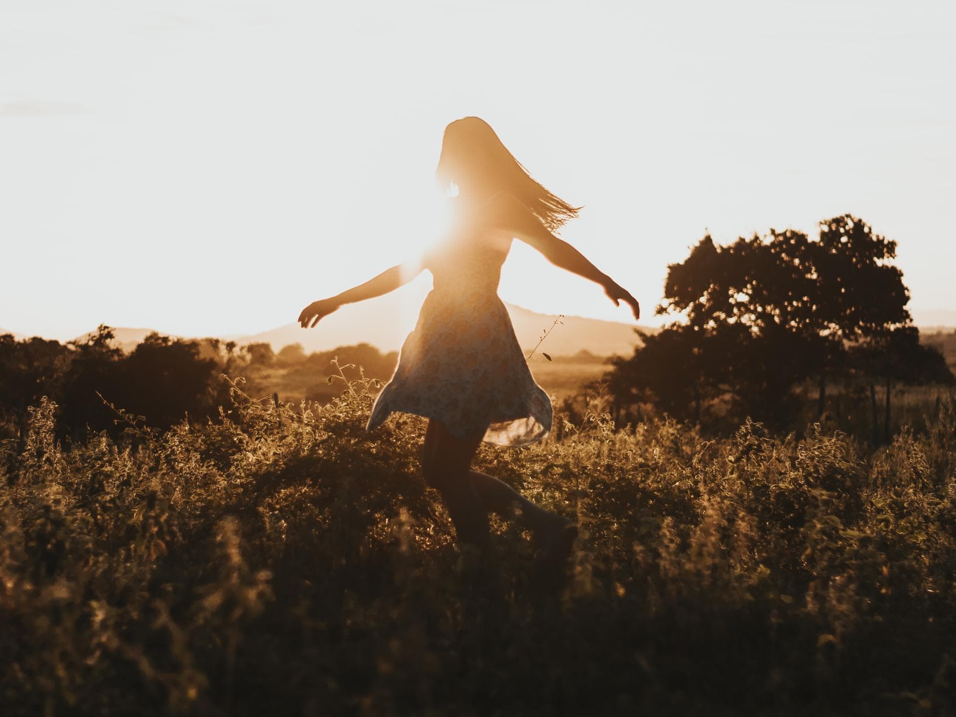 Horoskop der Woche Frau tanzt in einem Feld