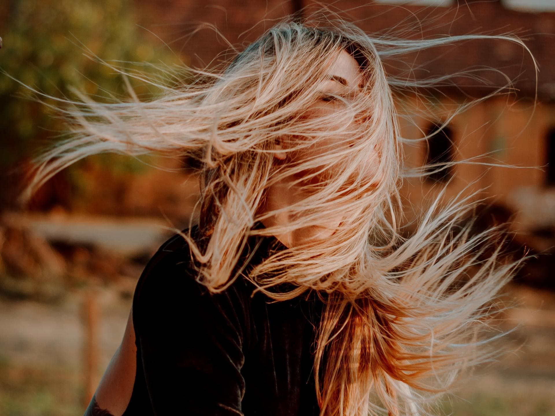 Mädchen mit langen Haaren im Gesicht