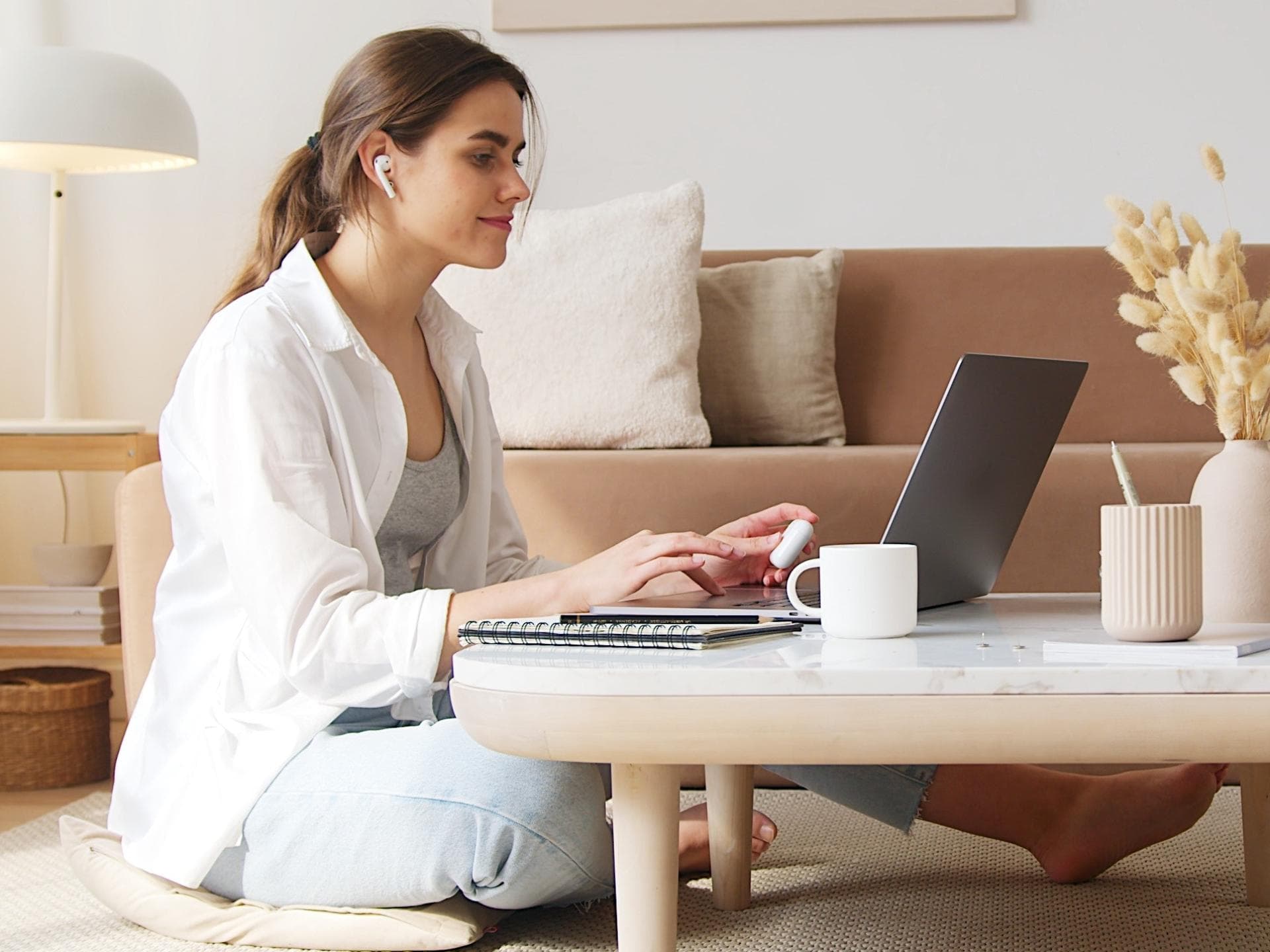 Junge Frau sitzt vor dem Laptop