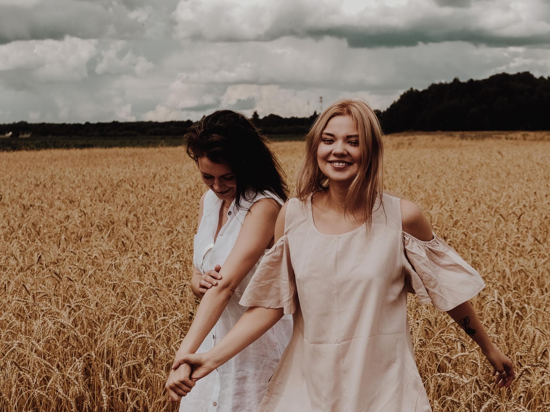 Horoskop Thema Horoskop Thema: Zwei Mädchen in einem Getreidefeld