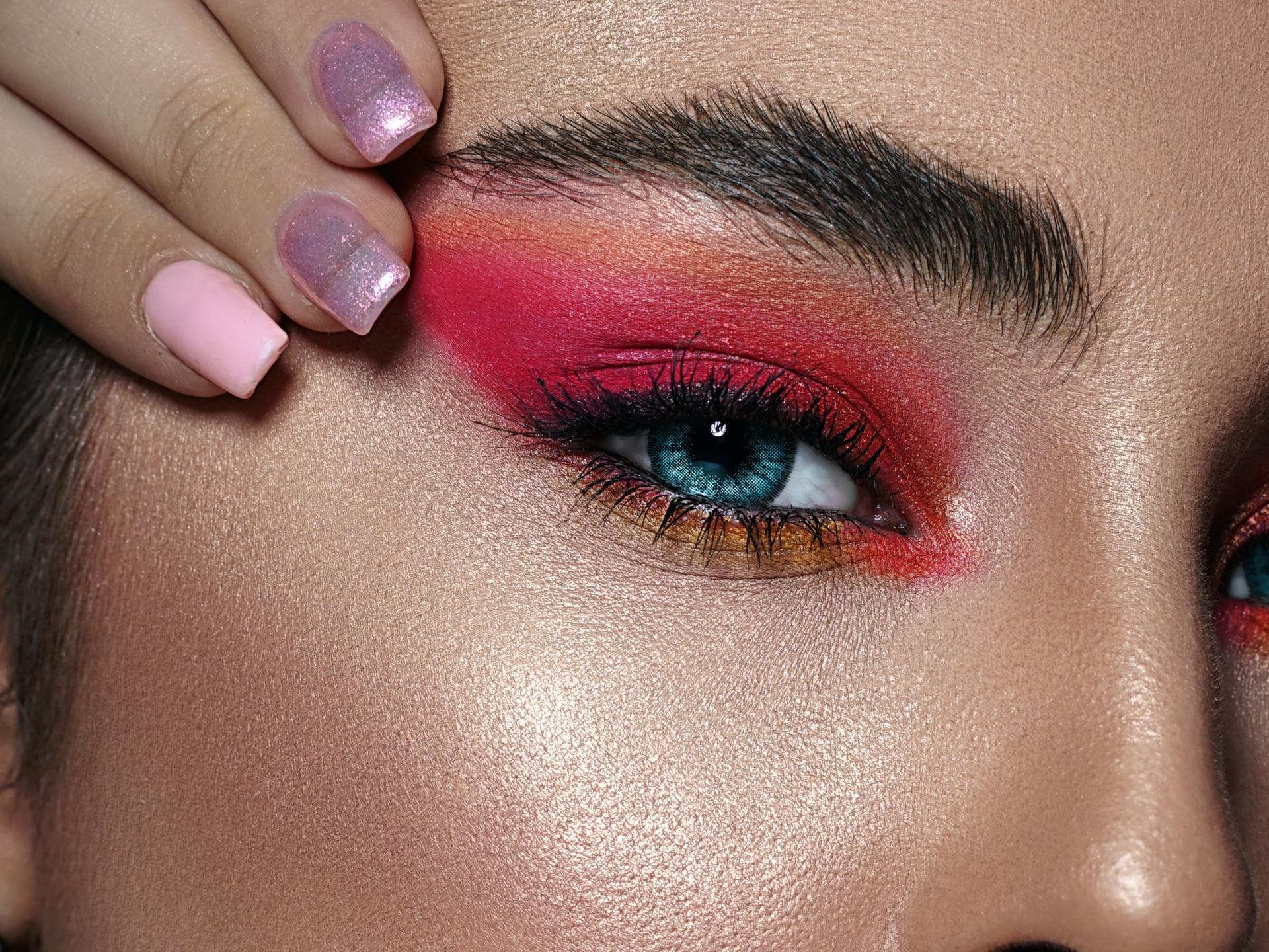 Beautytrends 2021 Das sind die neuen Trends Junge Frau geschminkt