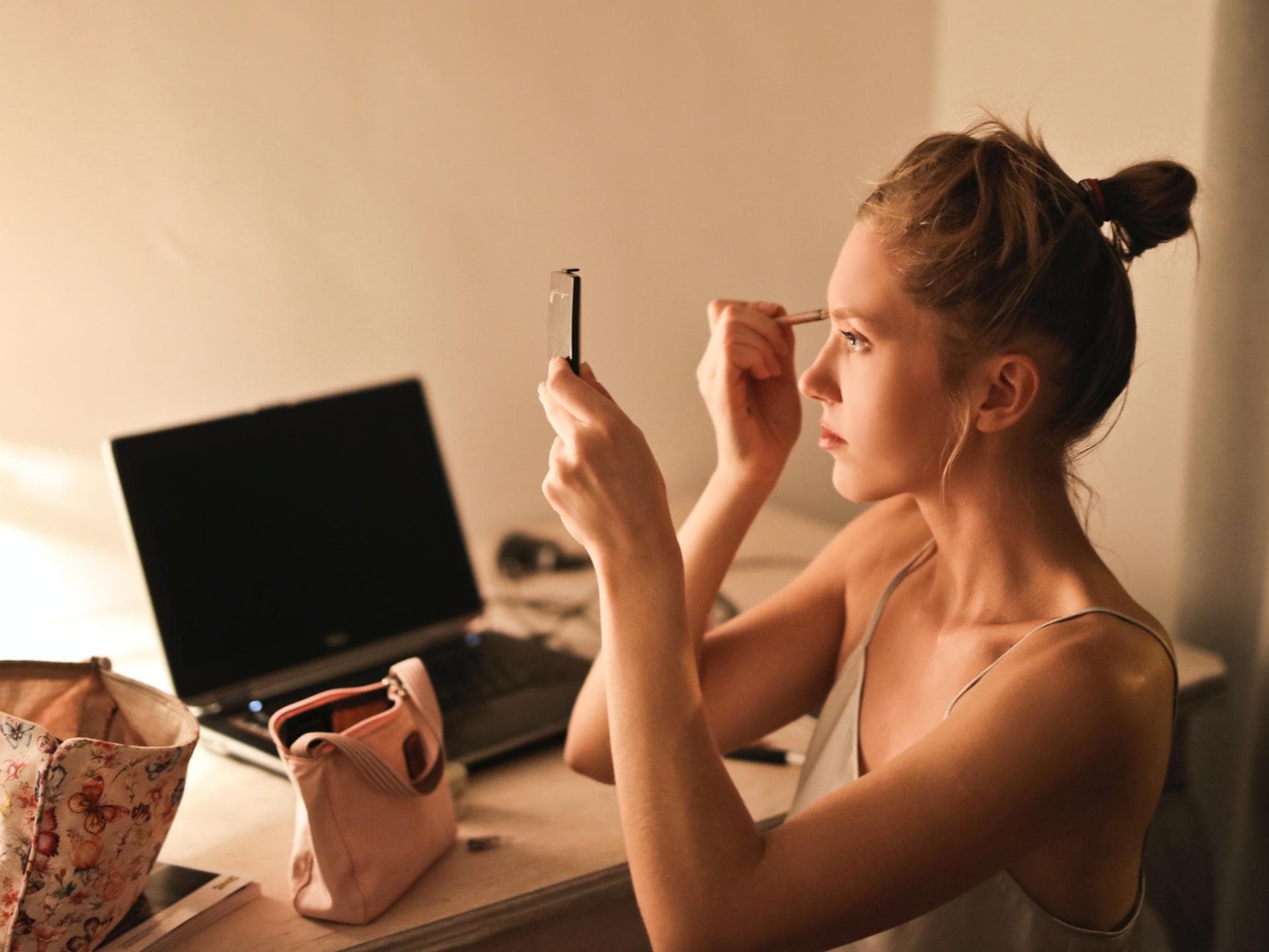 Schminkfehler vermeiden Frau schminkt sich am Laptop