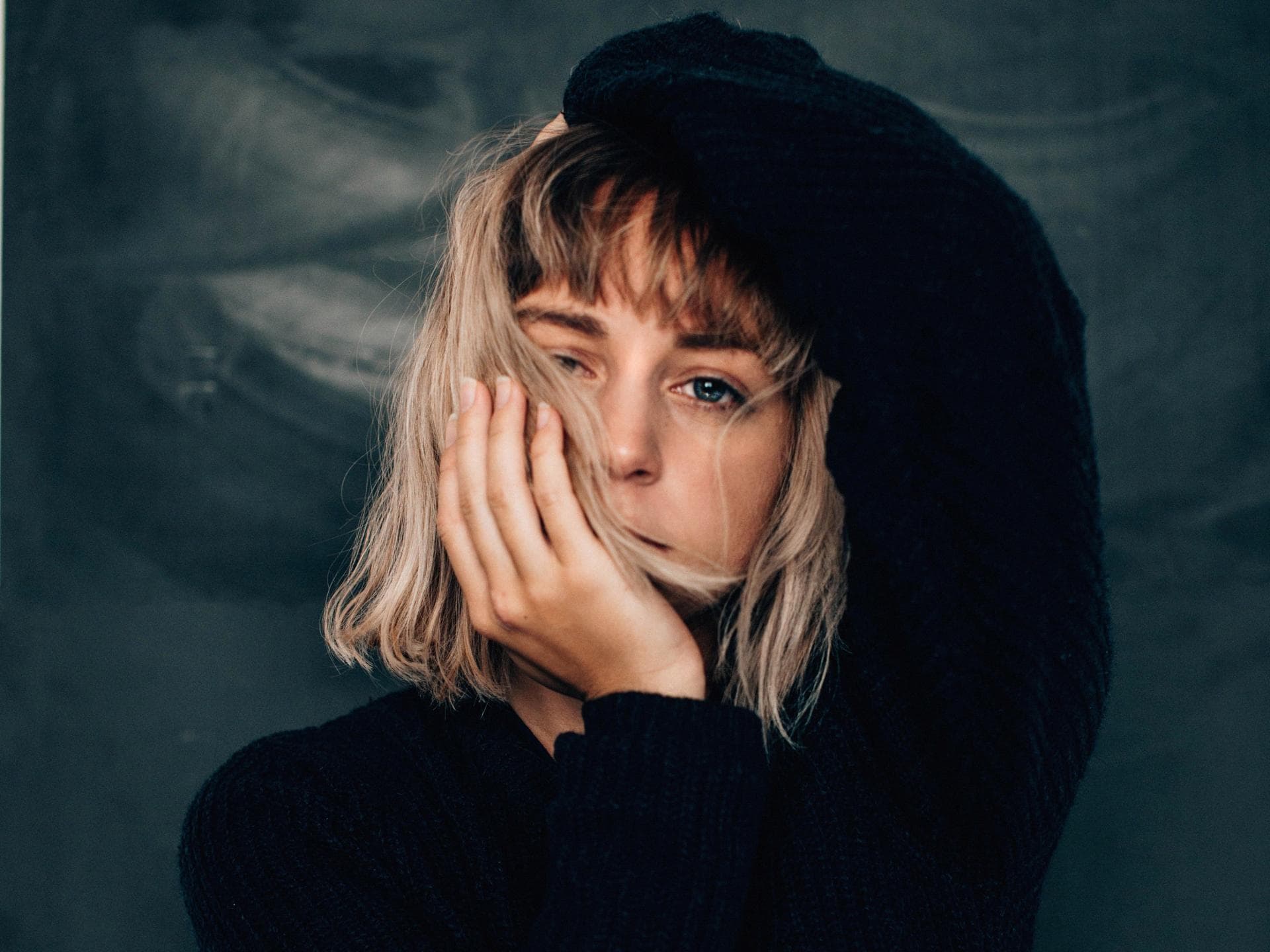 Wochenhoroskop Blondes Mädchen mit Händen im Gesicht und am Kopf