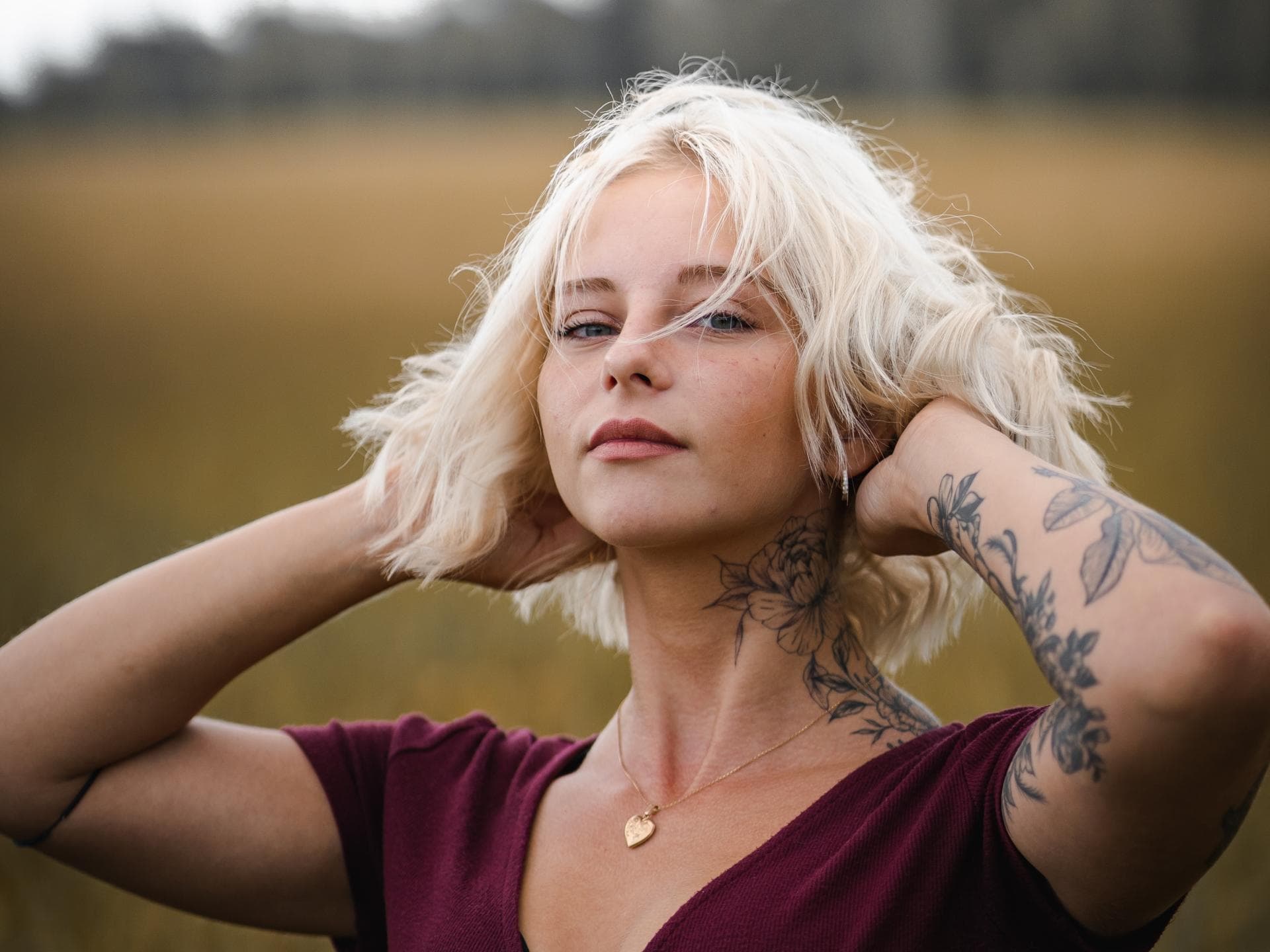 Hairlust Mädchen mit blonden Haaren im Feld