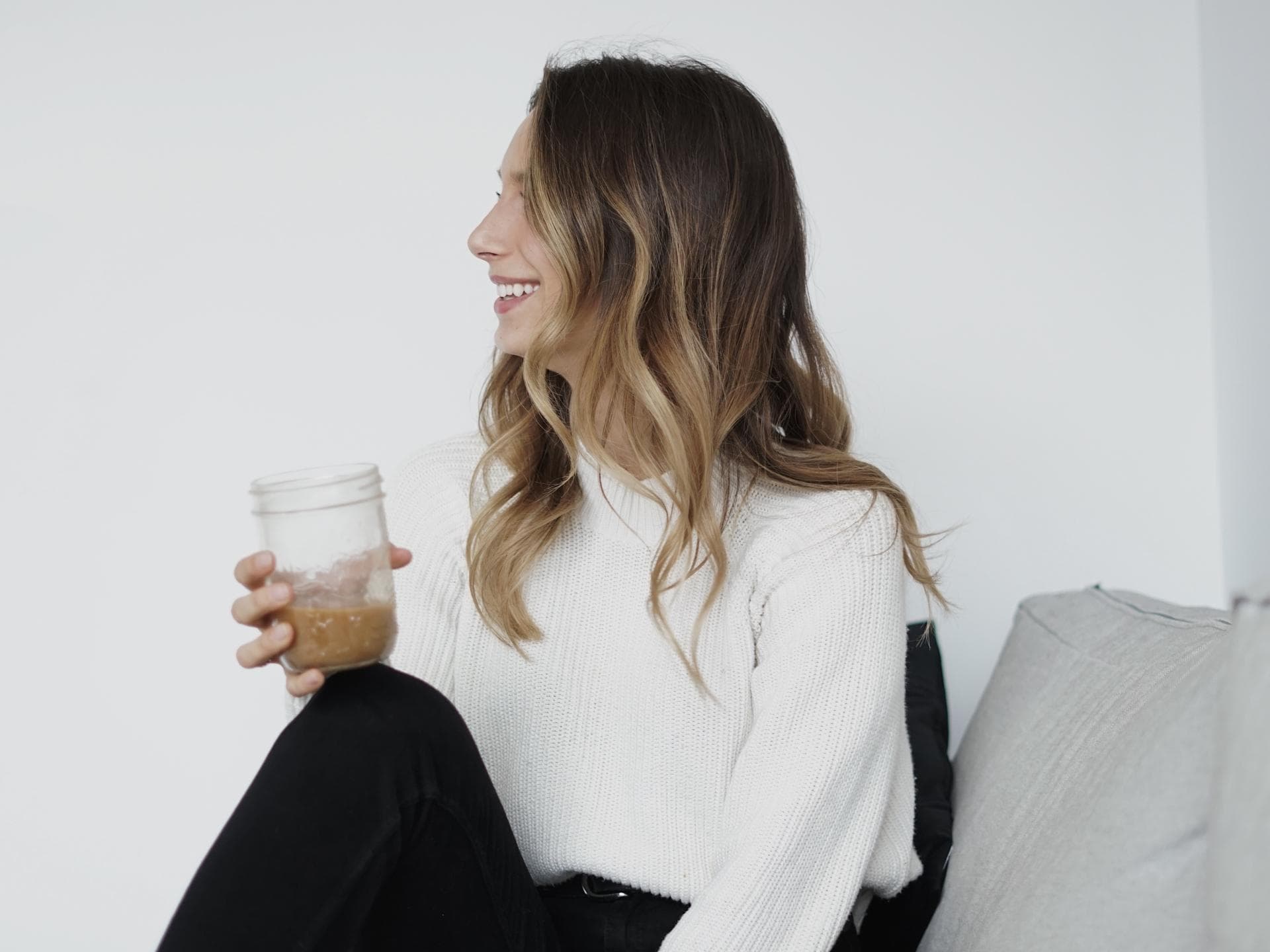 Loungewear Mädchen auf dem Sofa mit Kaffee