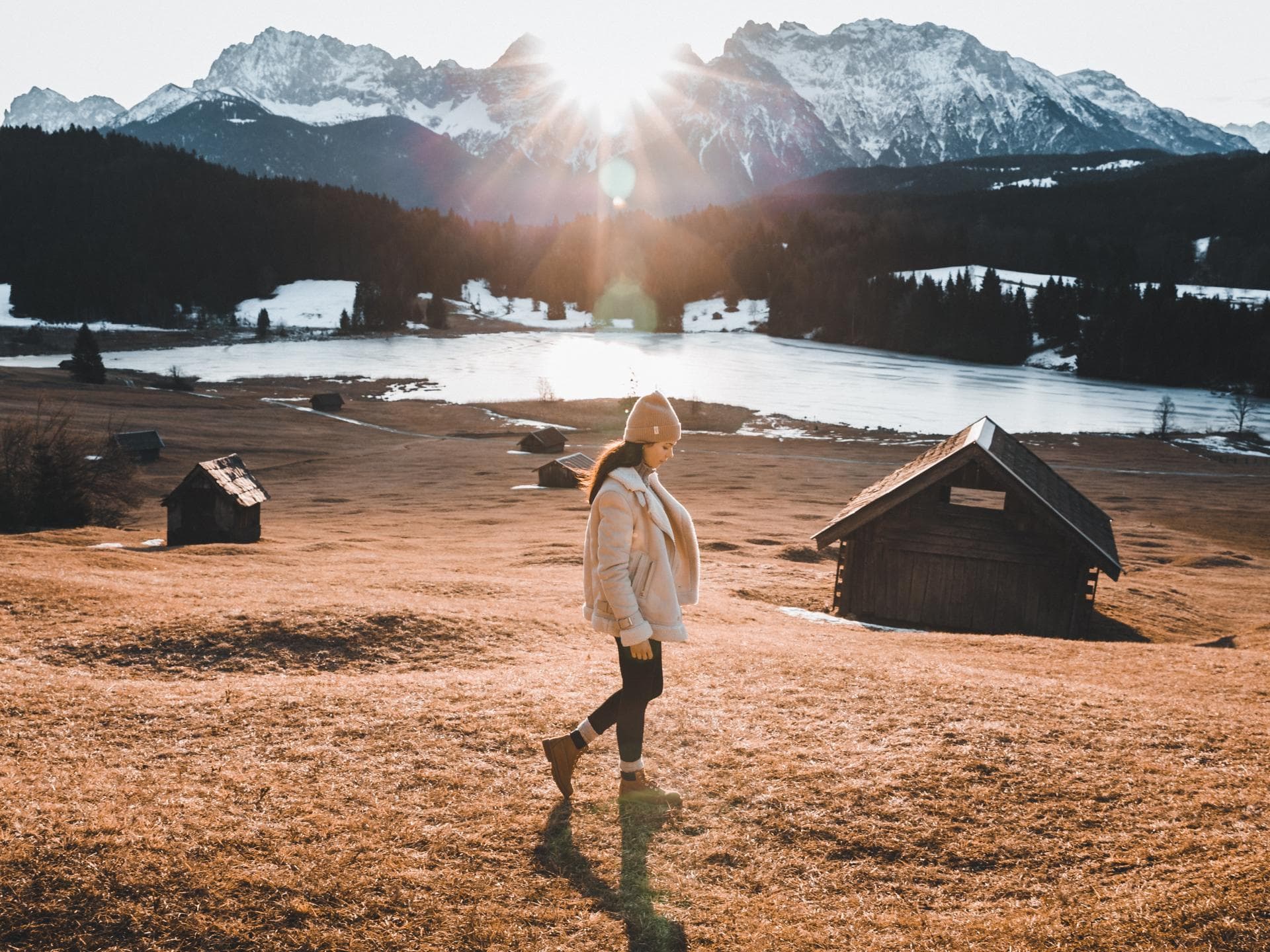 Wochenhoroskop Mädchen in der Natur vor einem See