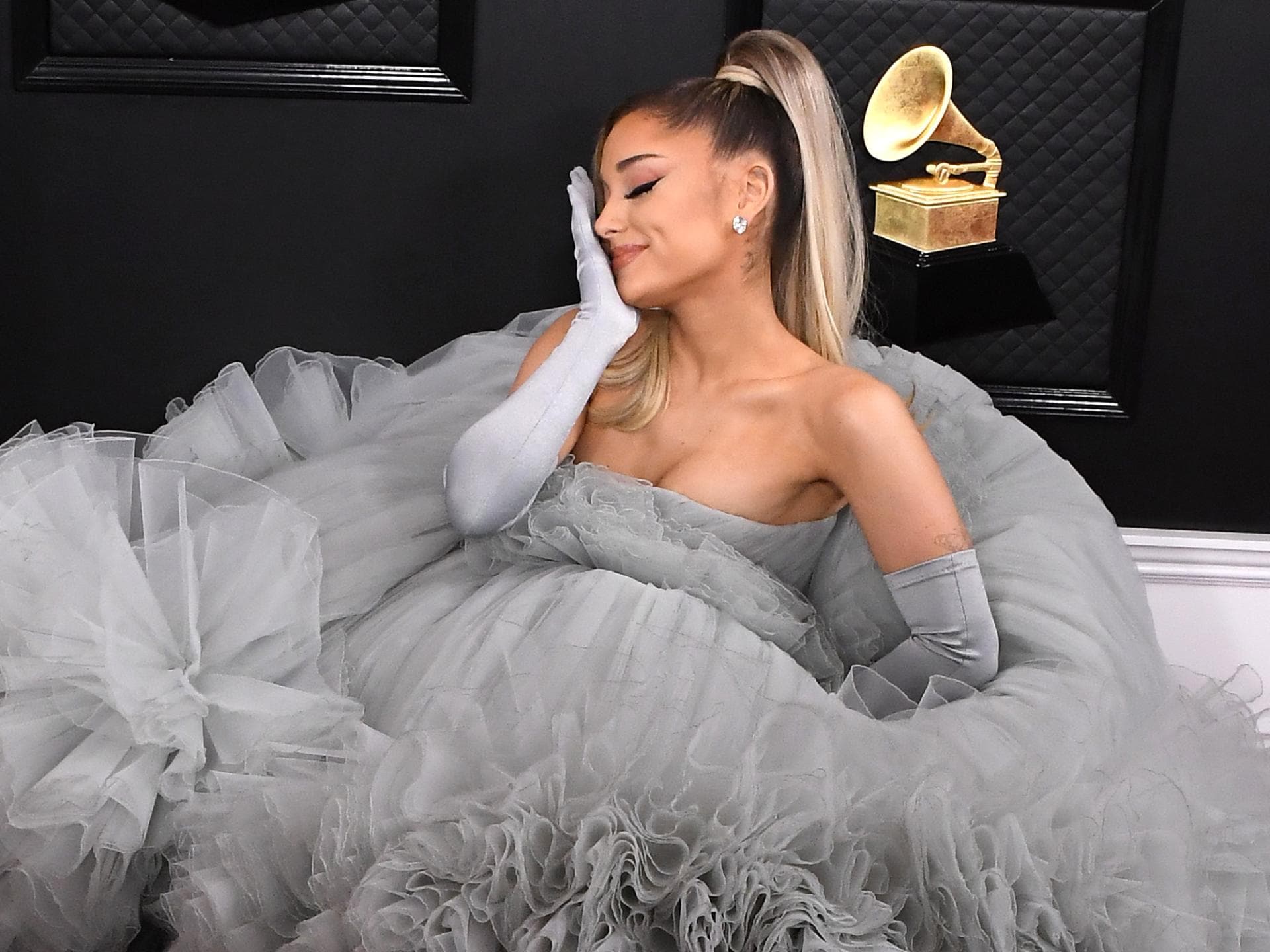 Ariana Grande neuer Netflix-Film Ariana Grande im grauen Kleid