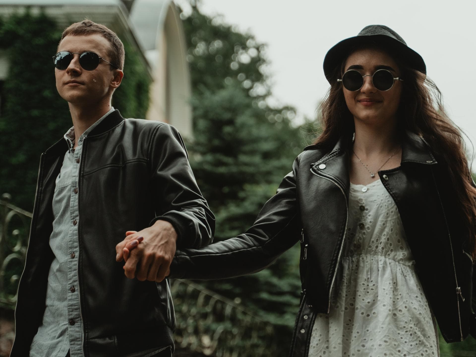 Diese Sternzeichen treffen in 2021 ihre große Liebe Junges Paar gehen Hand in Hand