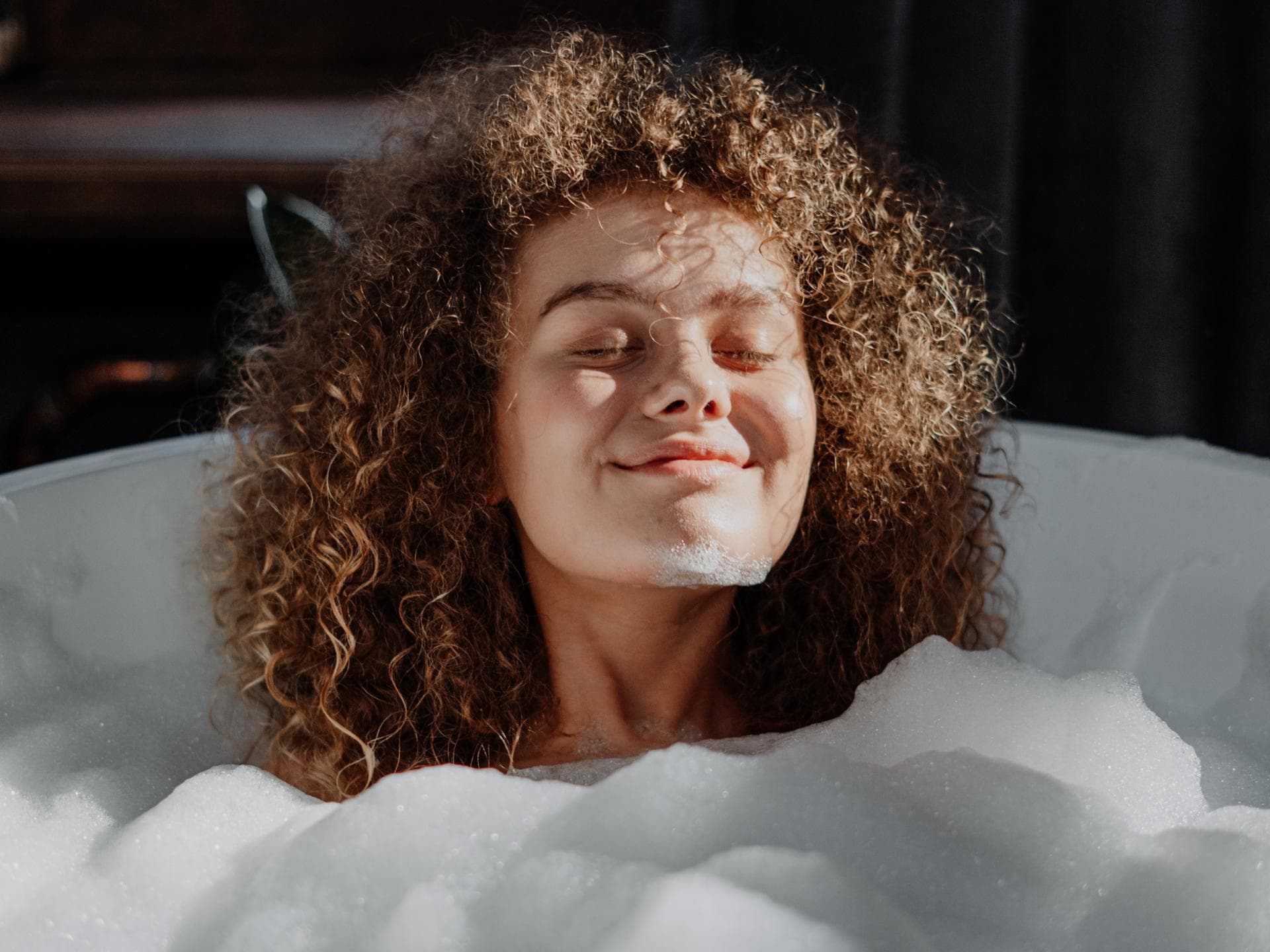 Vorsätze 2021 Mädchen mit Locken in der Badewanne