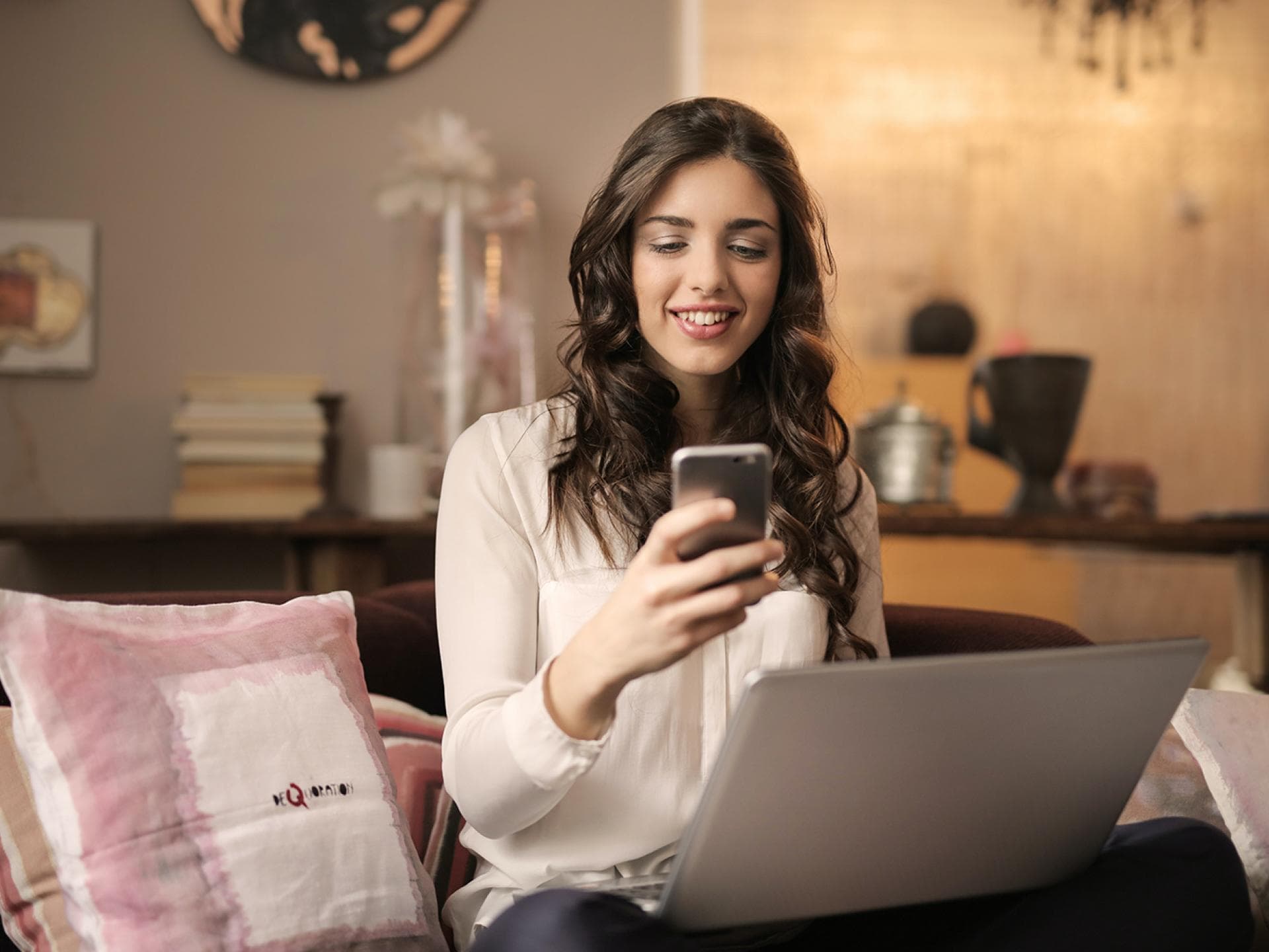 Junge Frau am Handy Junge Frau am Handy
