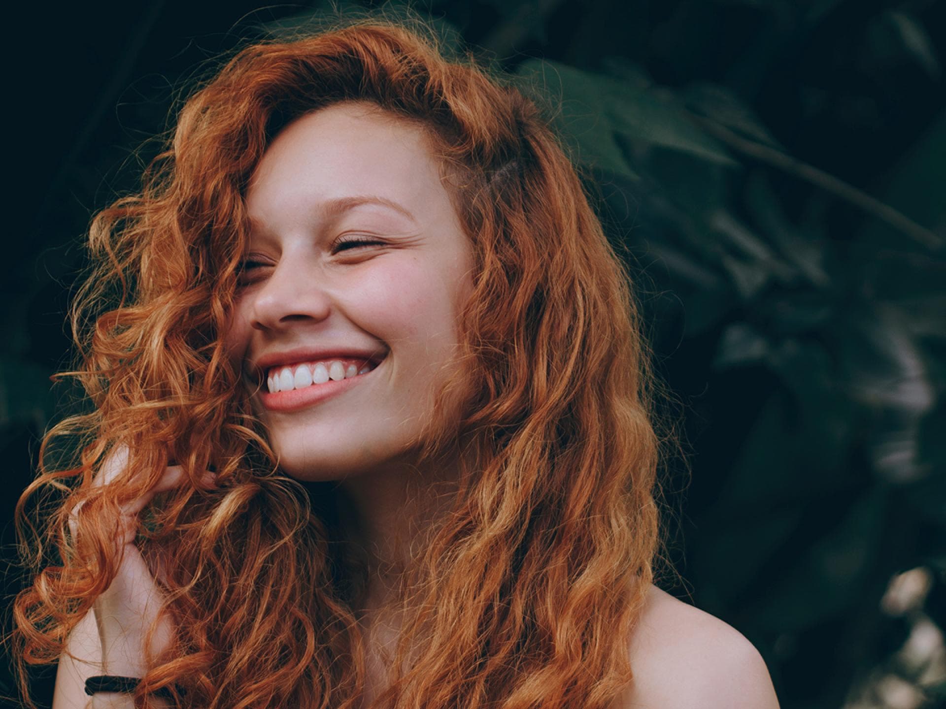 Frau mit roten Haaren lacht Frau mit roten Haaren lacht