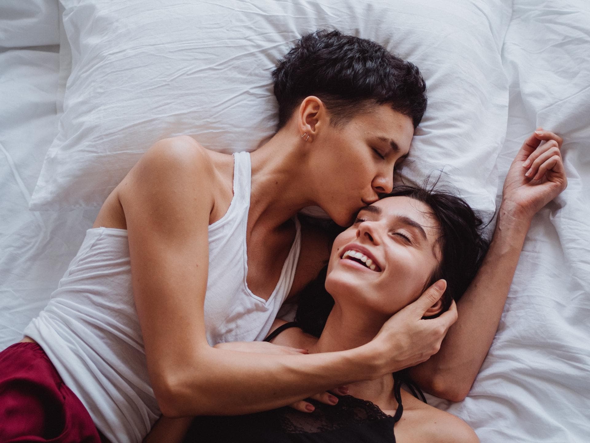 Horoskop: Zwei Frauen liegen in einem Bett