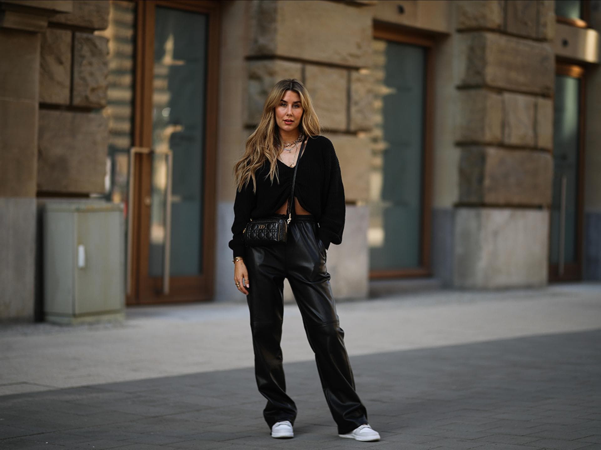 Janina Pfau mit weiter Hose Janina Pfau mit weiter Hose