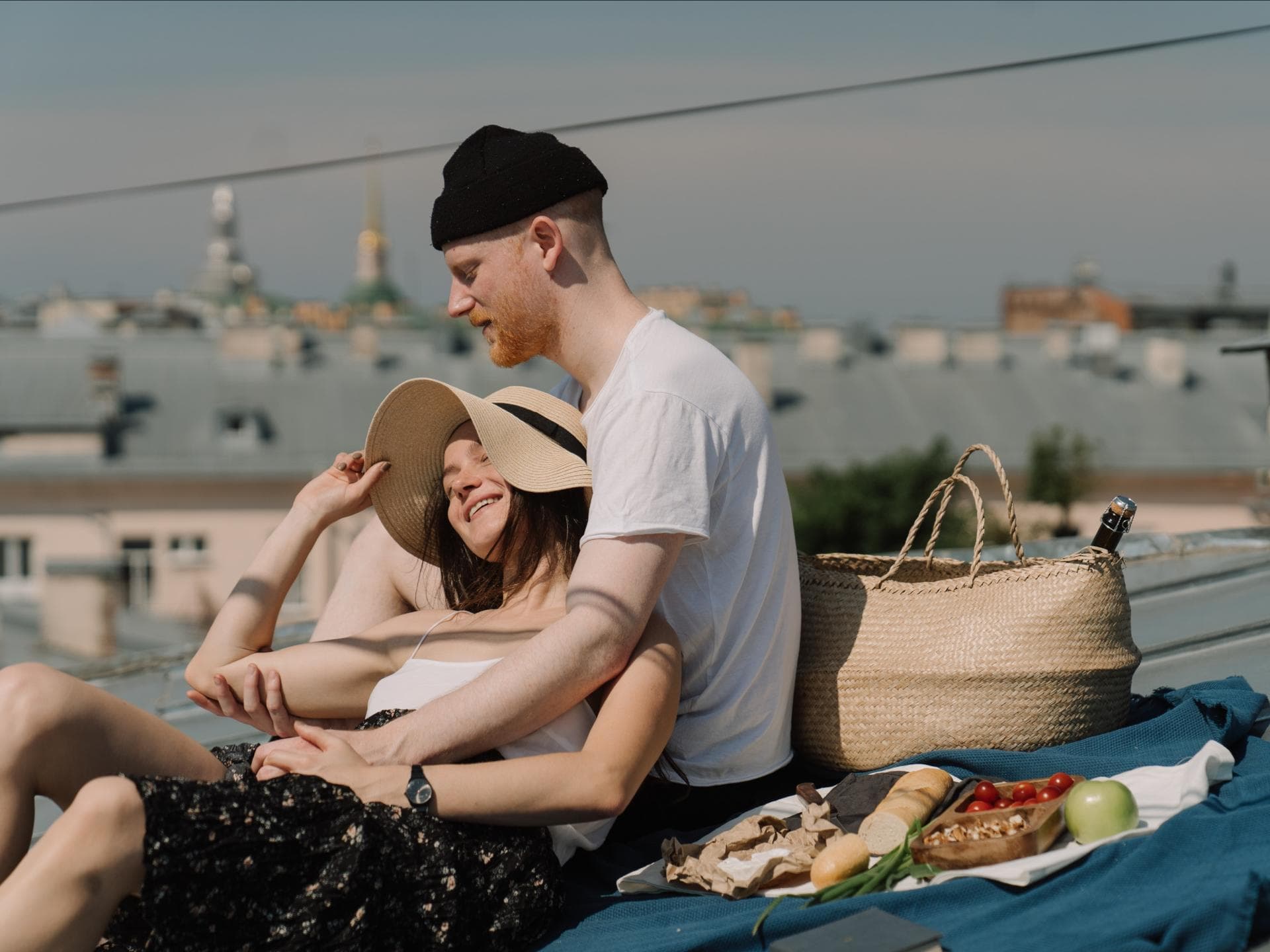 Outdoor Date Liebespaar beim Picknick auf einem Dach
