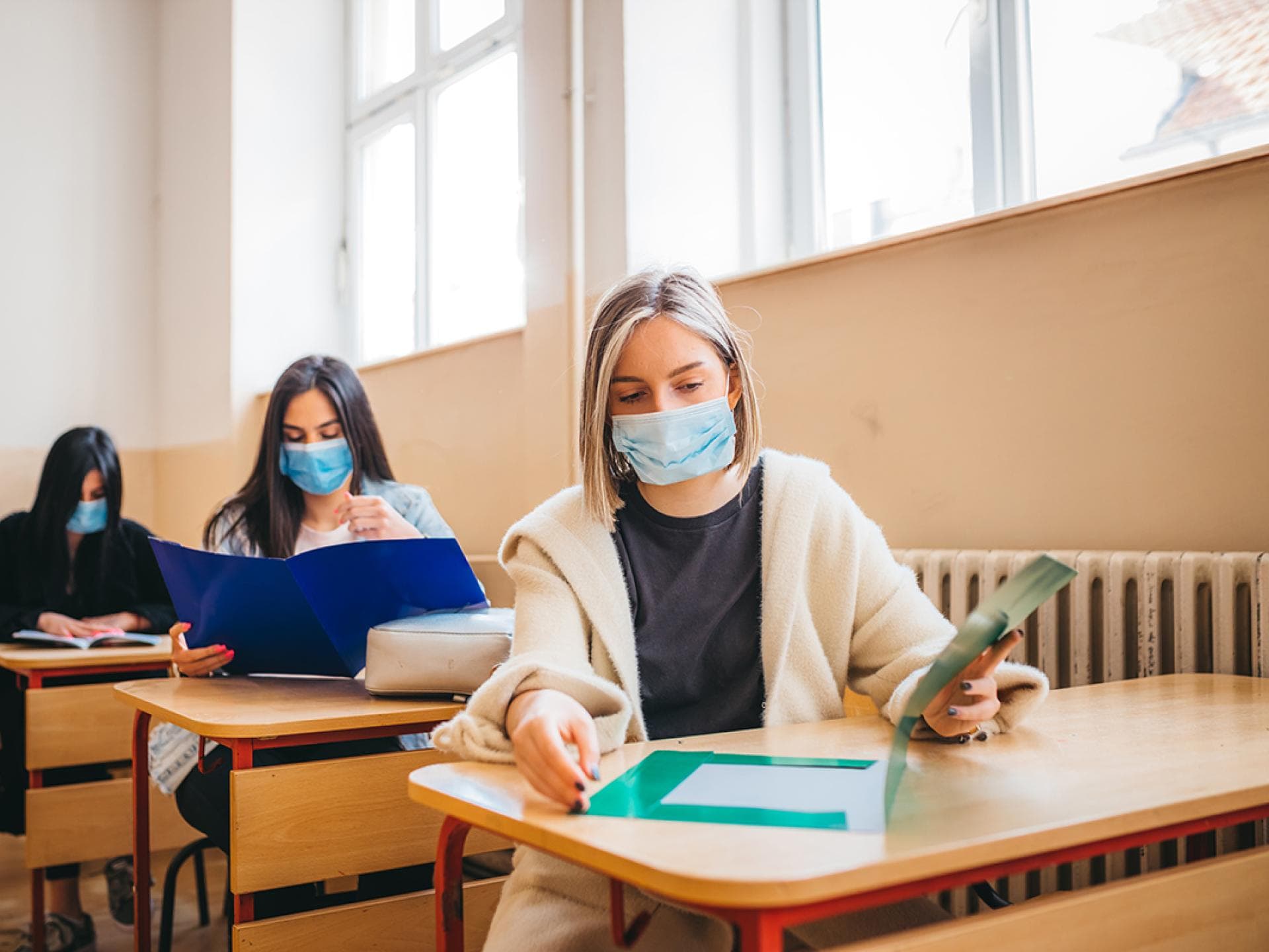 Schülerinnen mit Maske Schülerinnen mit Maske