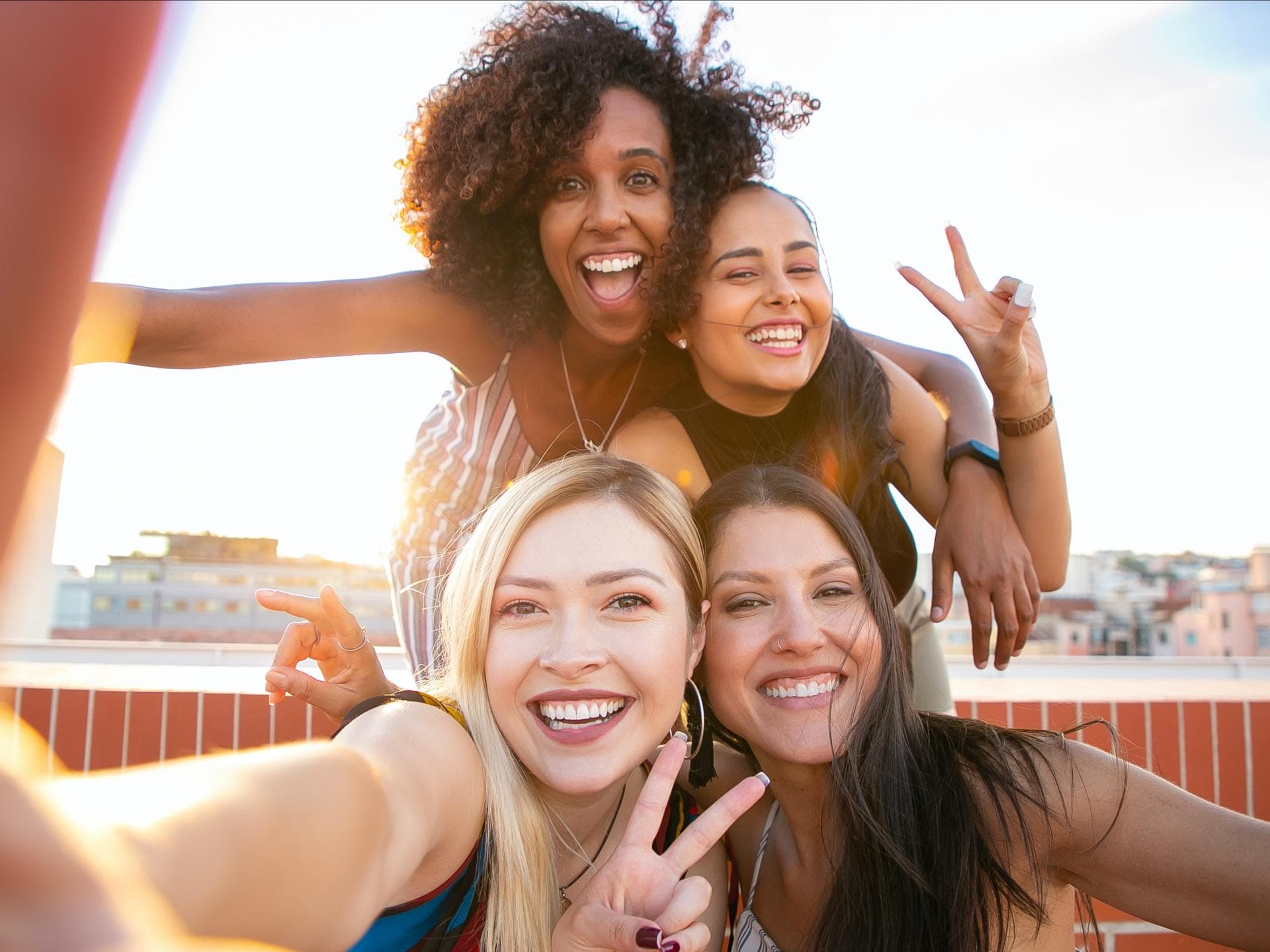 Horoskop: Die Glücks-Sternzeichen am Wochenende Horoskop: Vier Frauen lachen in die Kamera
