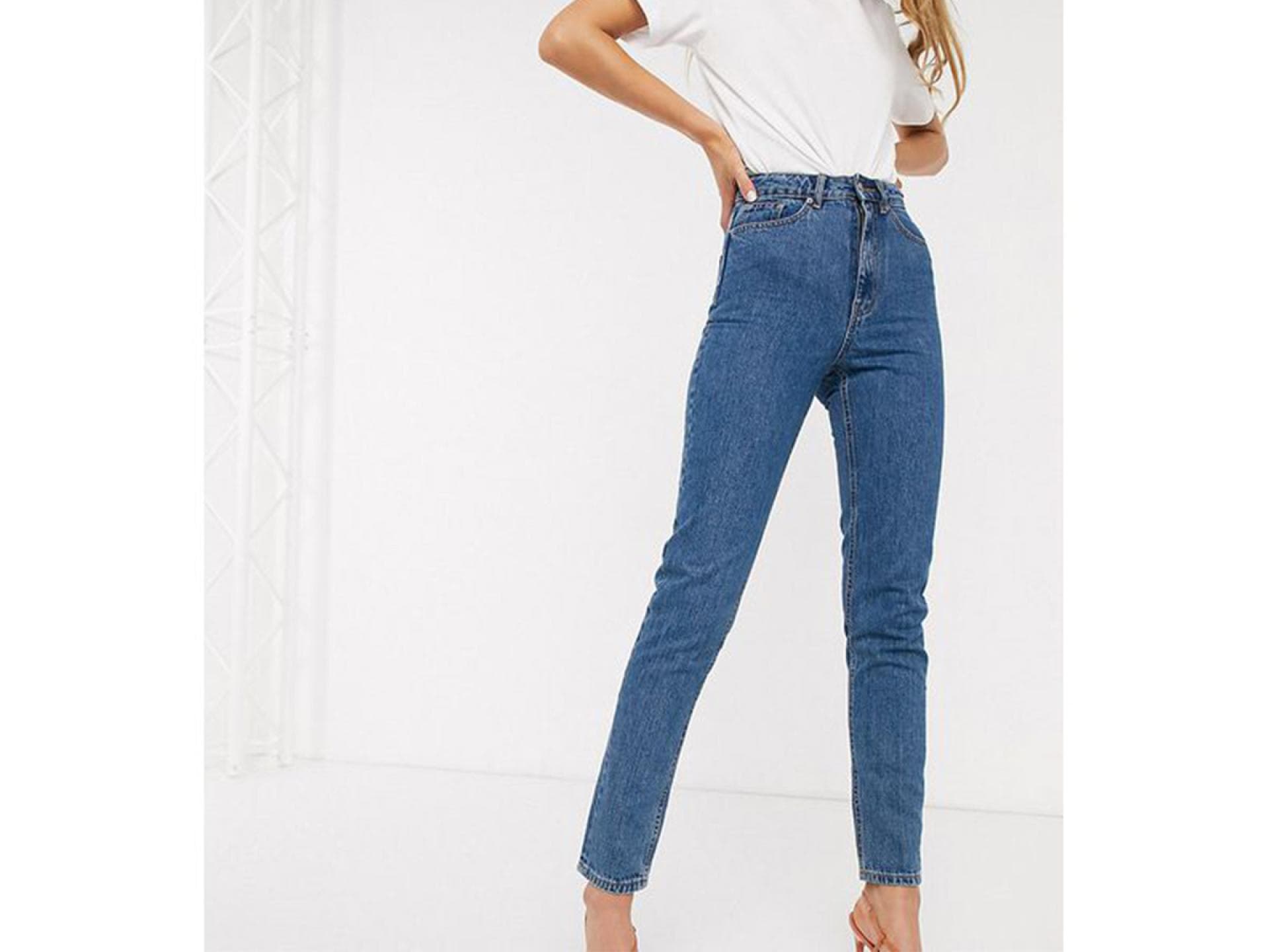 Blaue Mom-Jeans mit hoher Taille