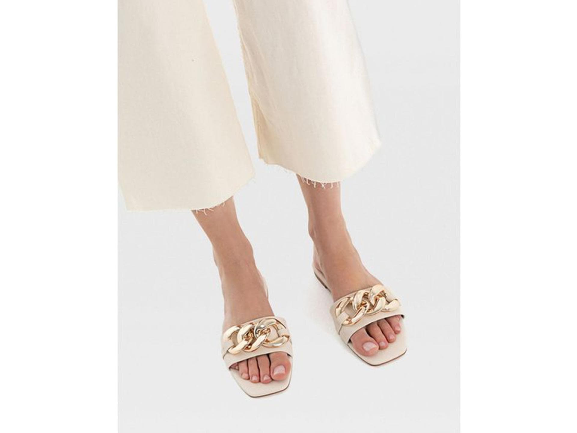 Flache Sandalen in Creme mit breiter Kettenverzierung 
