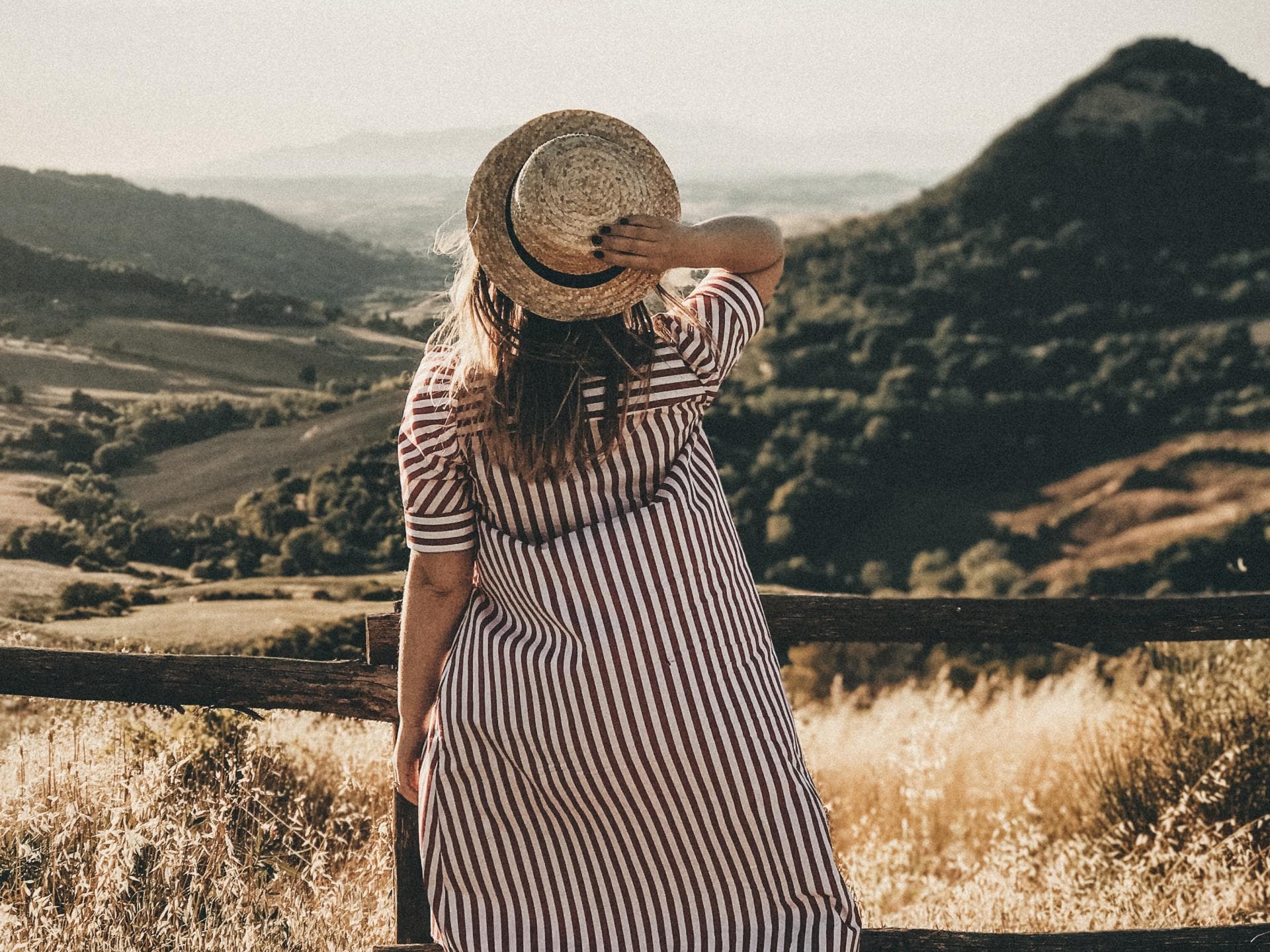 Horoskop Thema Horoskop Thema: Frau steht am Feld