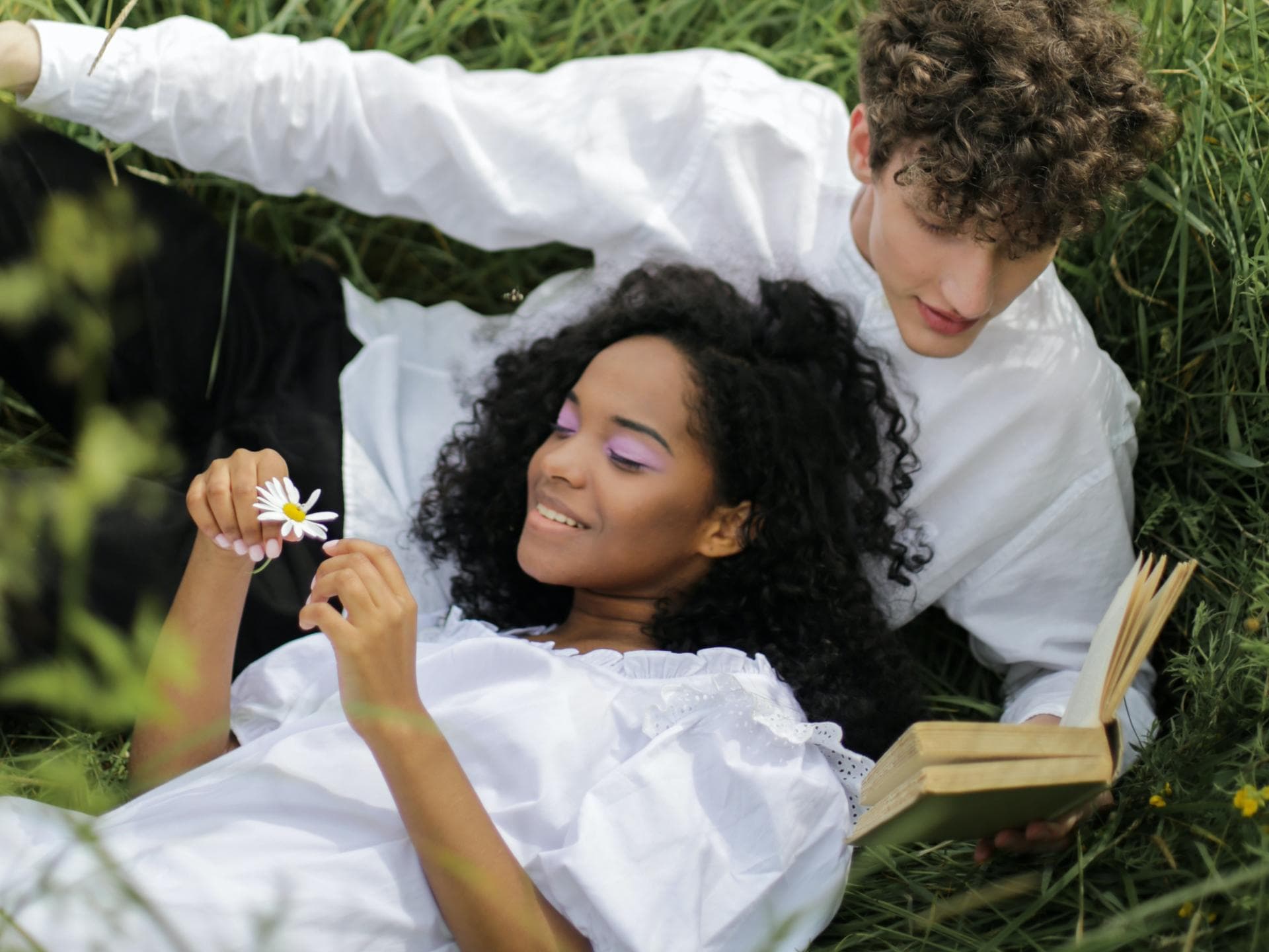 Horoskop: Glücks-Sternzeichen des Tages Horoskop: Pärchen liegt im Feld