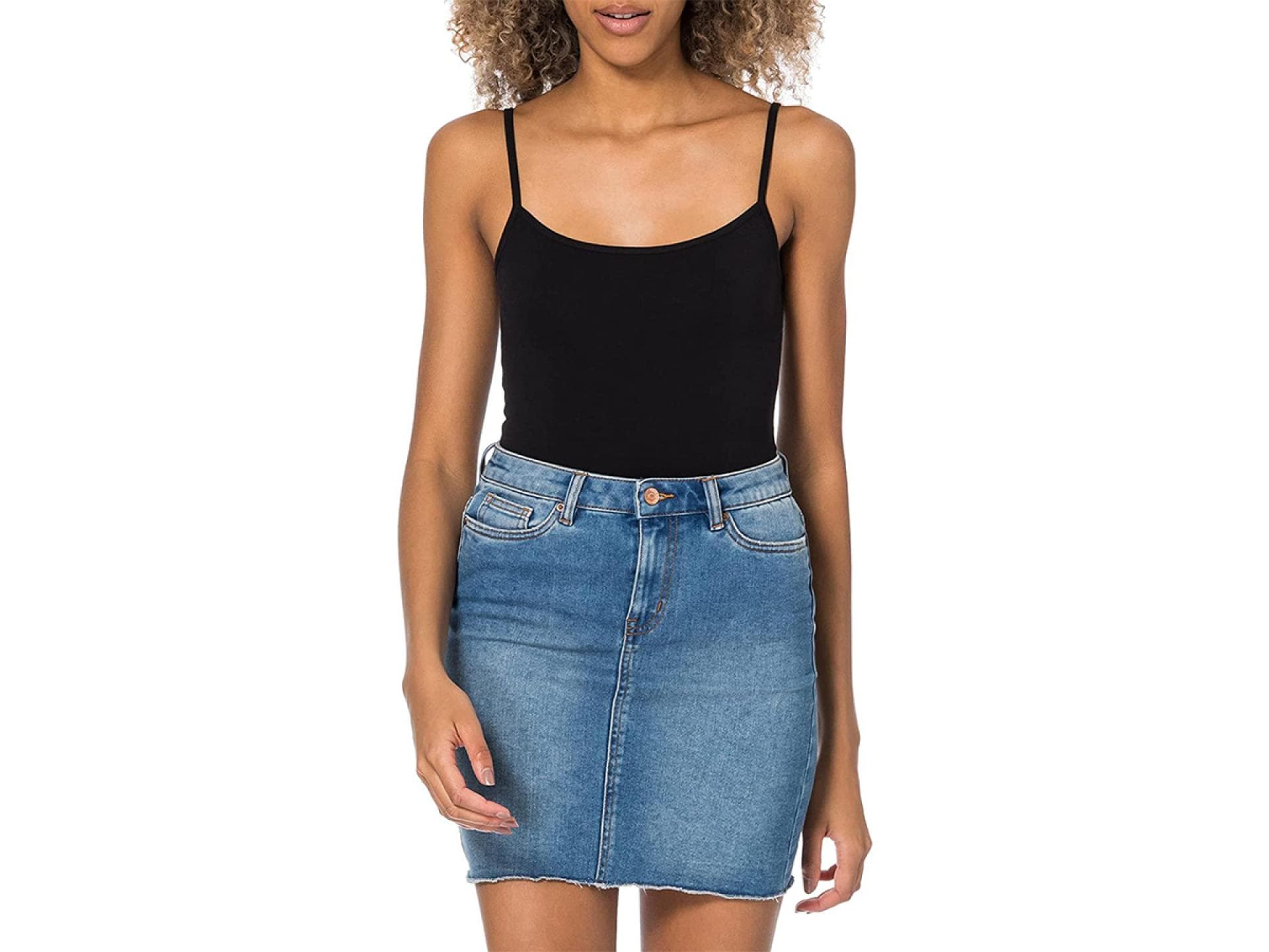 Frau trägt Jeansrock